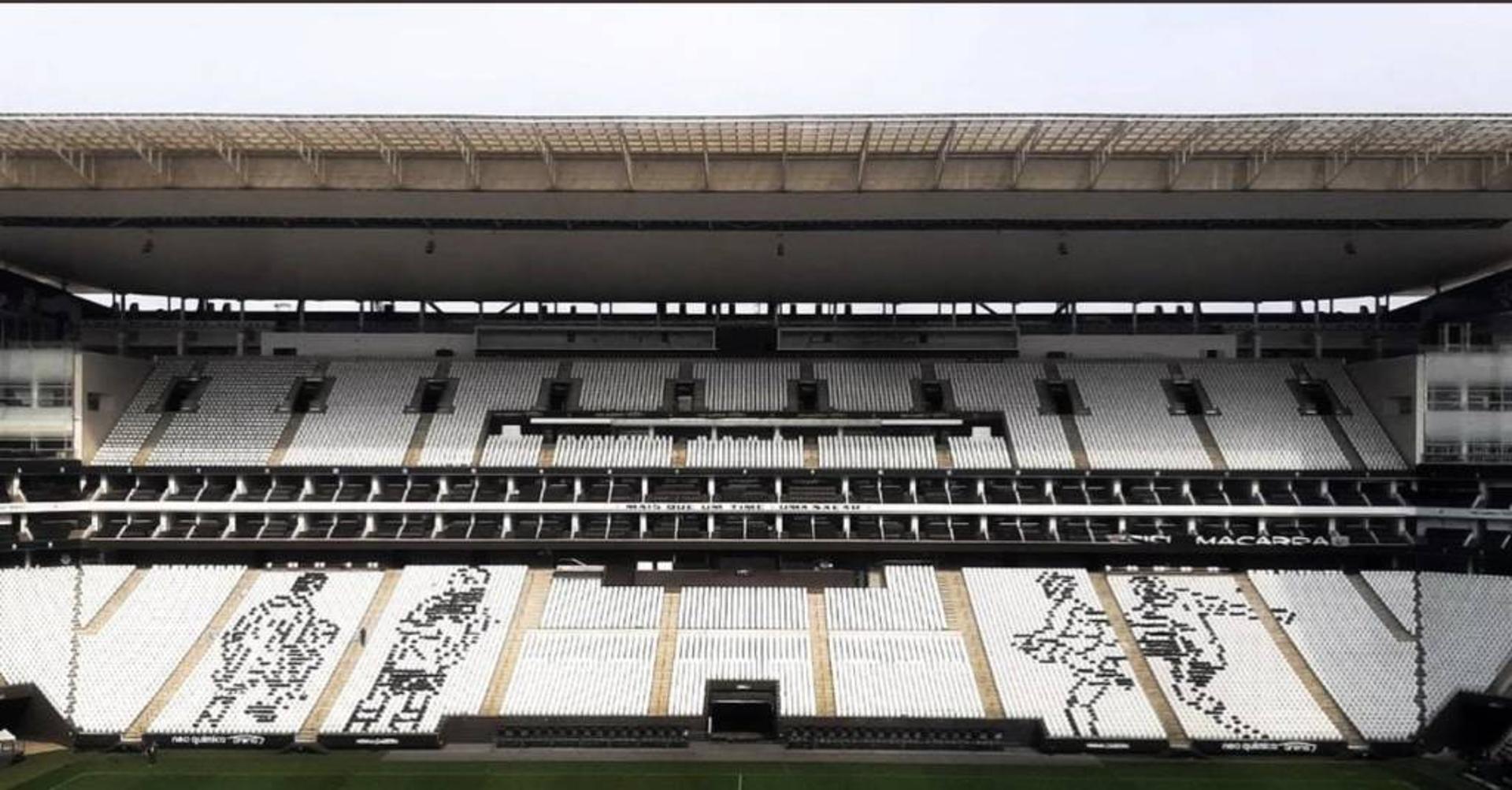 Mosaico na Neo Química Arena remetendo à briga entre Paulo Nunes e Edilson