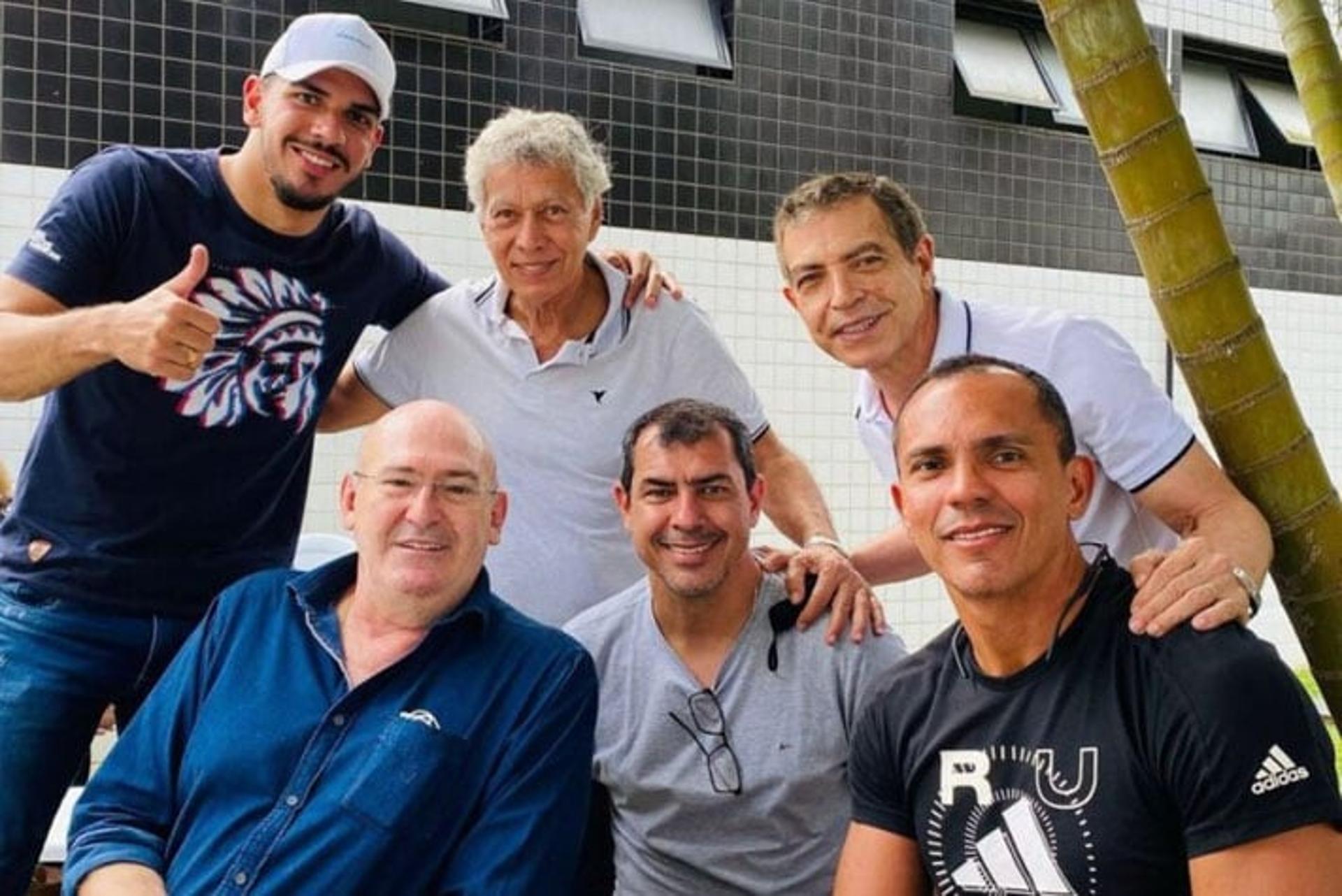 Elenco do Santos almoça com ídolos e o presidente Rueda