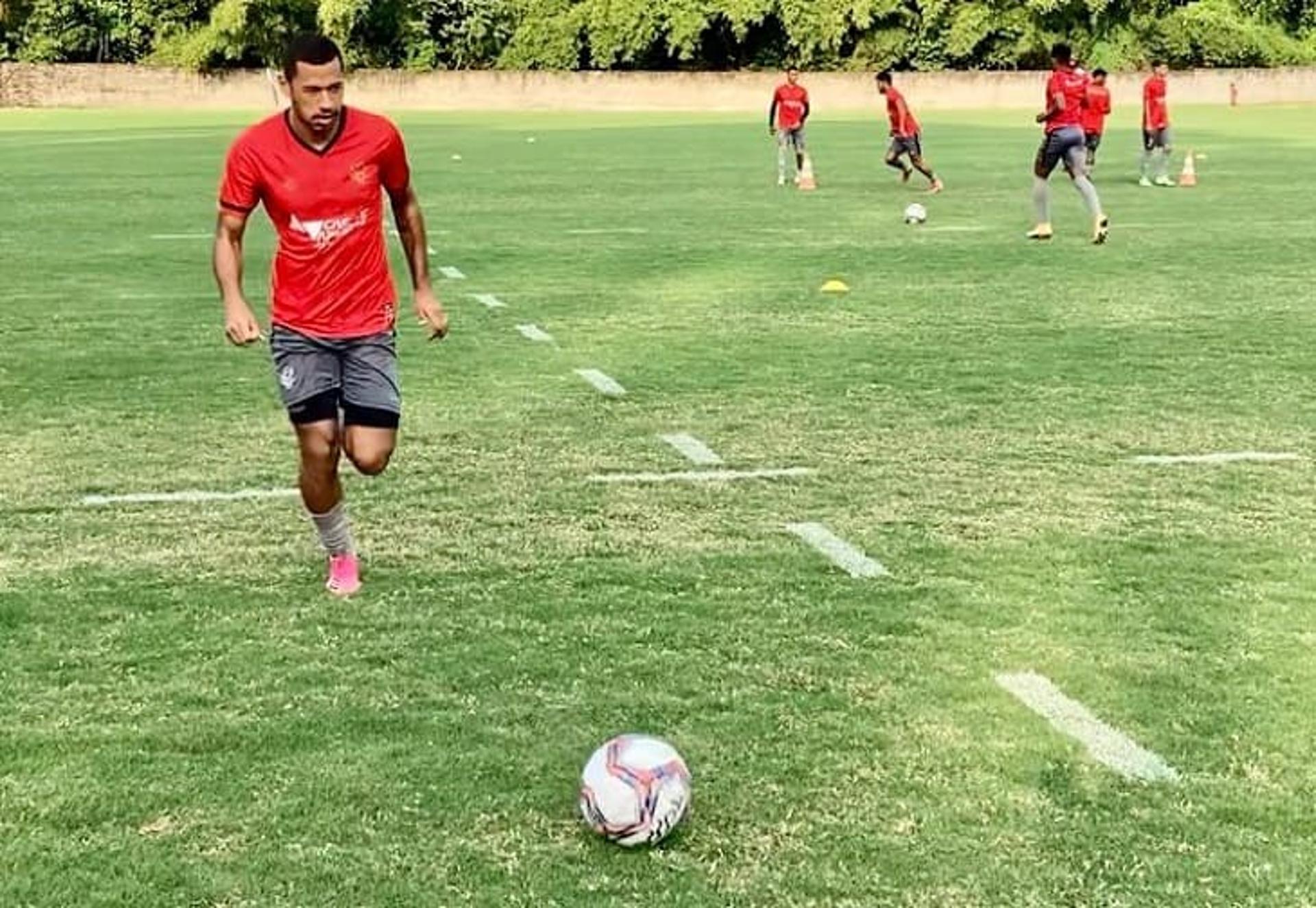 Fabinho treinando no Vitória