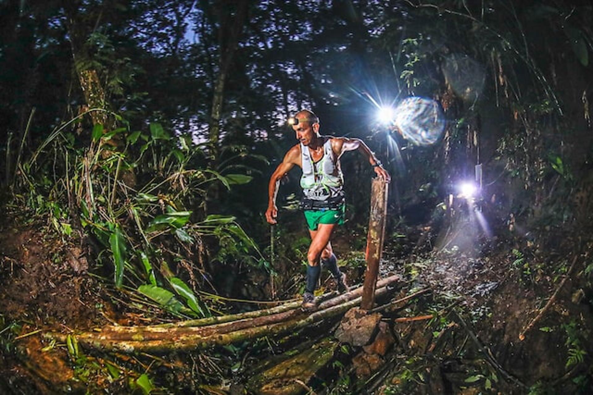 O campeão Celio Augusto em um dos trechos da prova de 104km da Mons Ultra Trail. (Emanuel Galafassi/Divulgação)