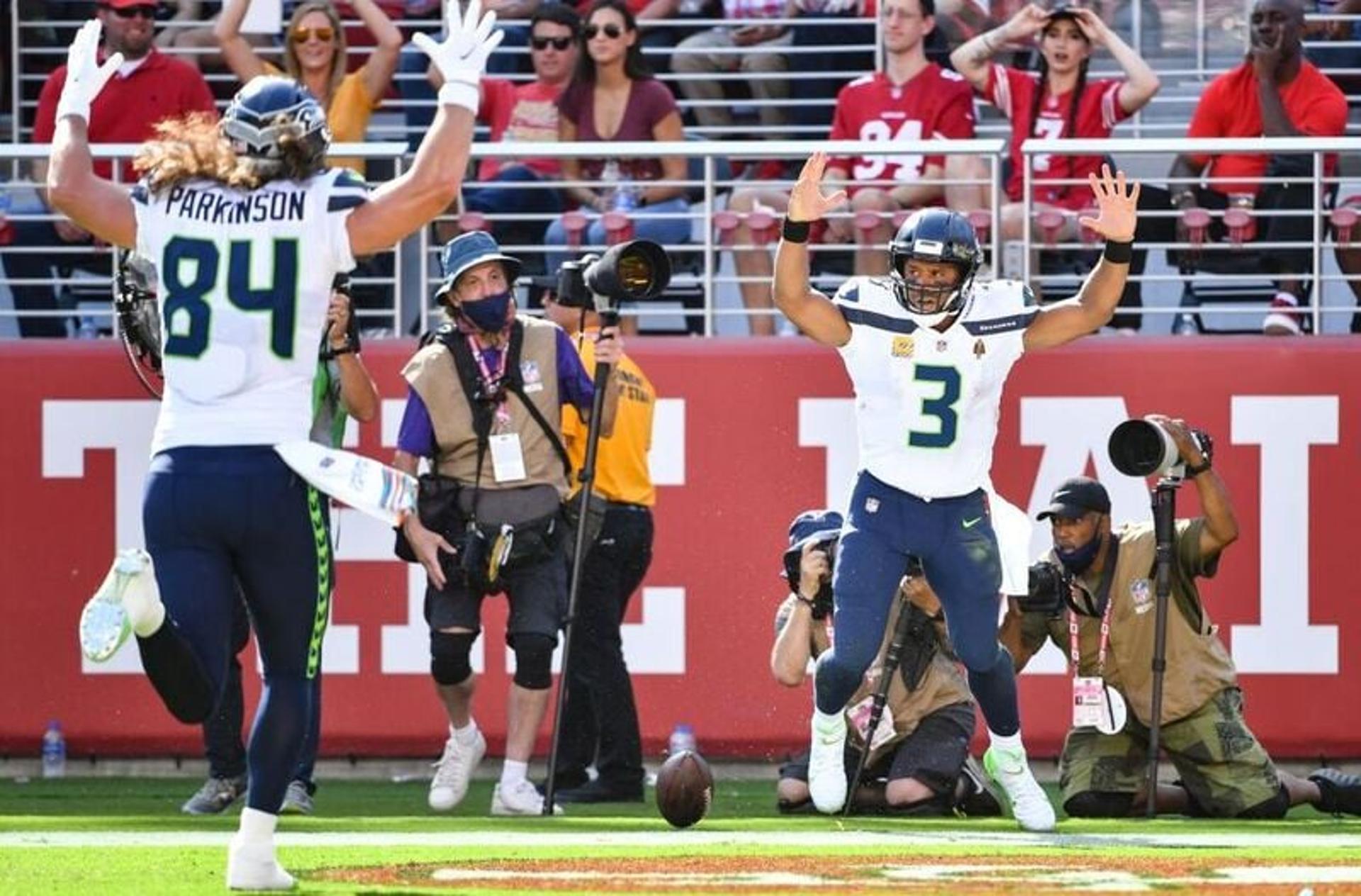 Russell Wilson celebra jogada com companheiro de equipe durante a vitória sobre o San Francisco 49ers