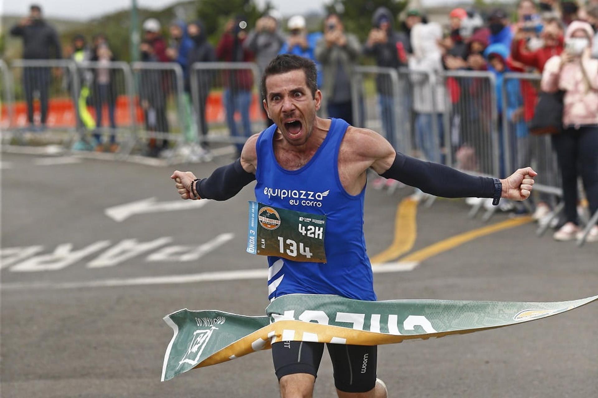 Alan Frank é o primeiro campeãos dos 42km da Rio do Rastro Marathon. (Foco Radical/Divulgação)