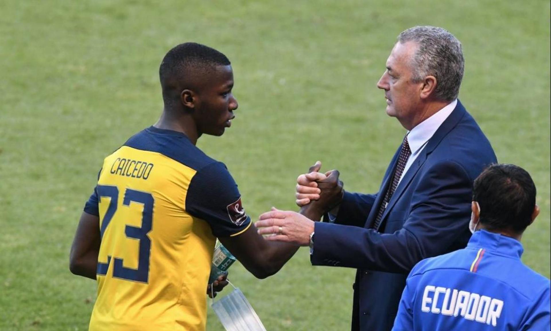 Moisés Caicedo sendo cumprimentado pelo técnico do Equador, Gustavo Alfaro