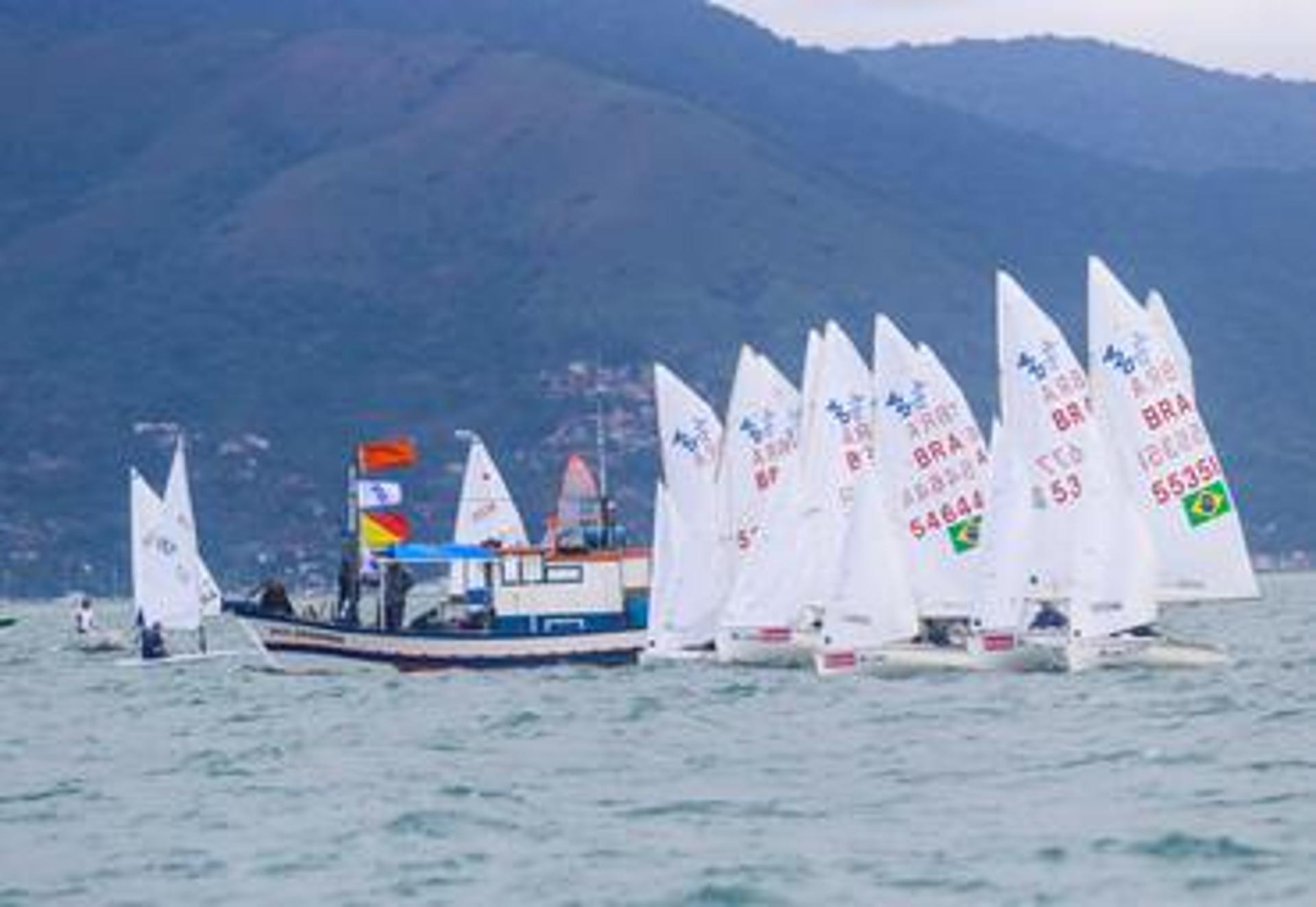 Barcos na largada para a Copa Brasil de Vela 2021 (Foto: Caio Souza | On Board Sports)