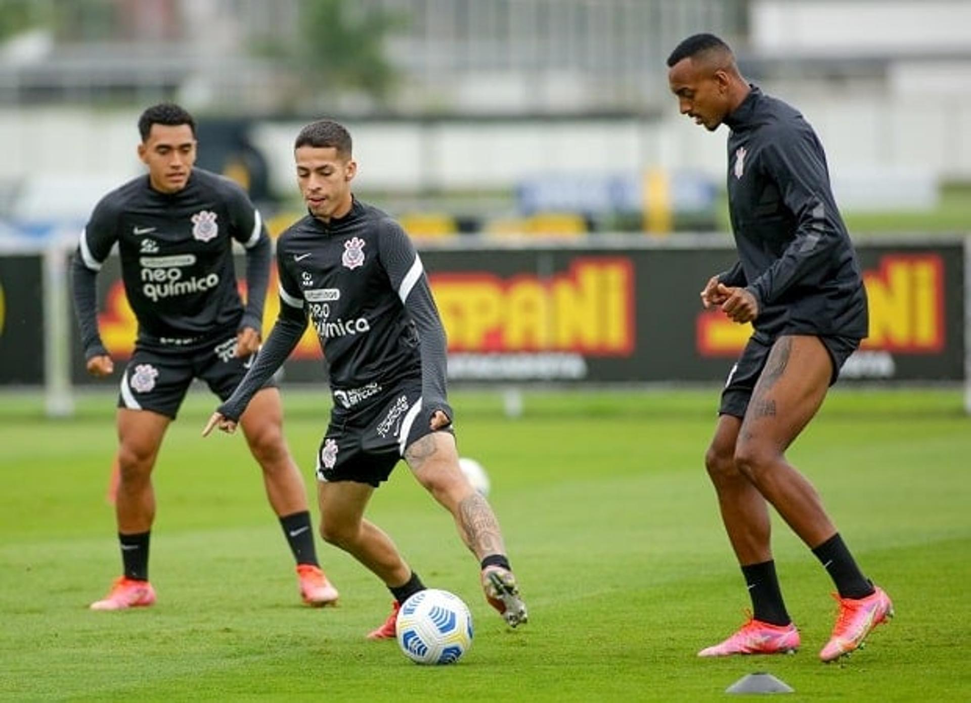 Du Queiroz, Gabriel Pereira e Raul Gustavo no último treino do Timão para o clássico