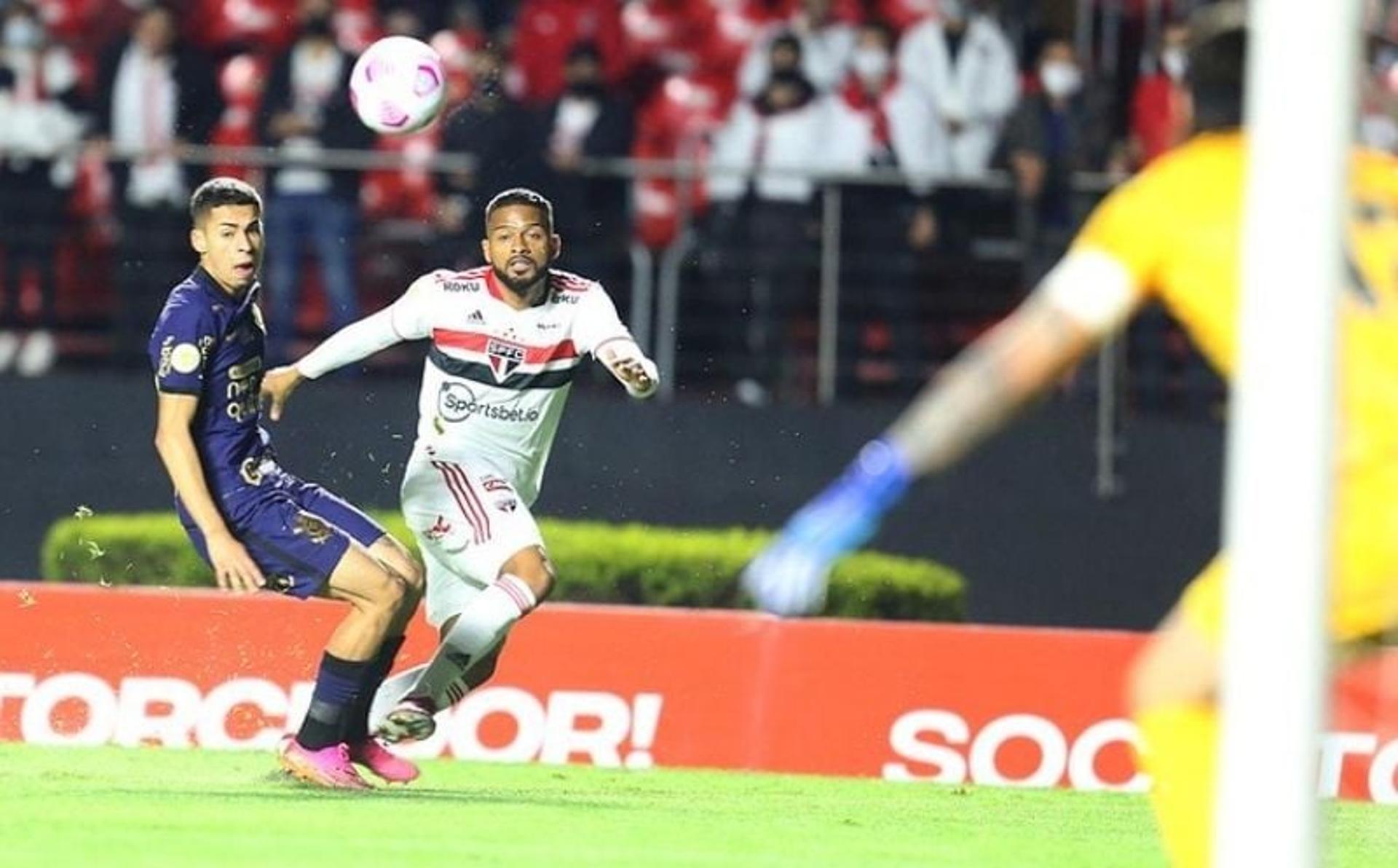 Reinaldo deu a assistência para o gol de Calleri