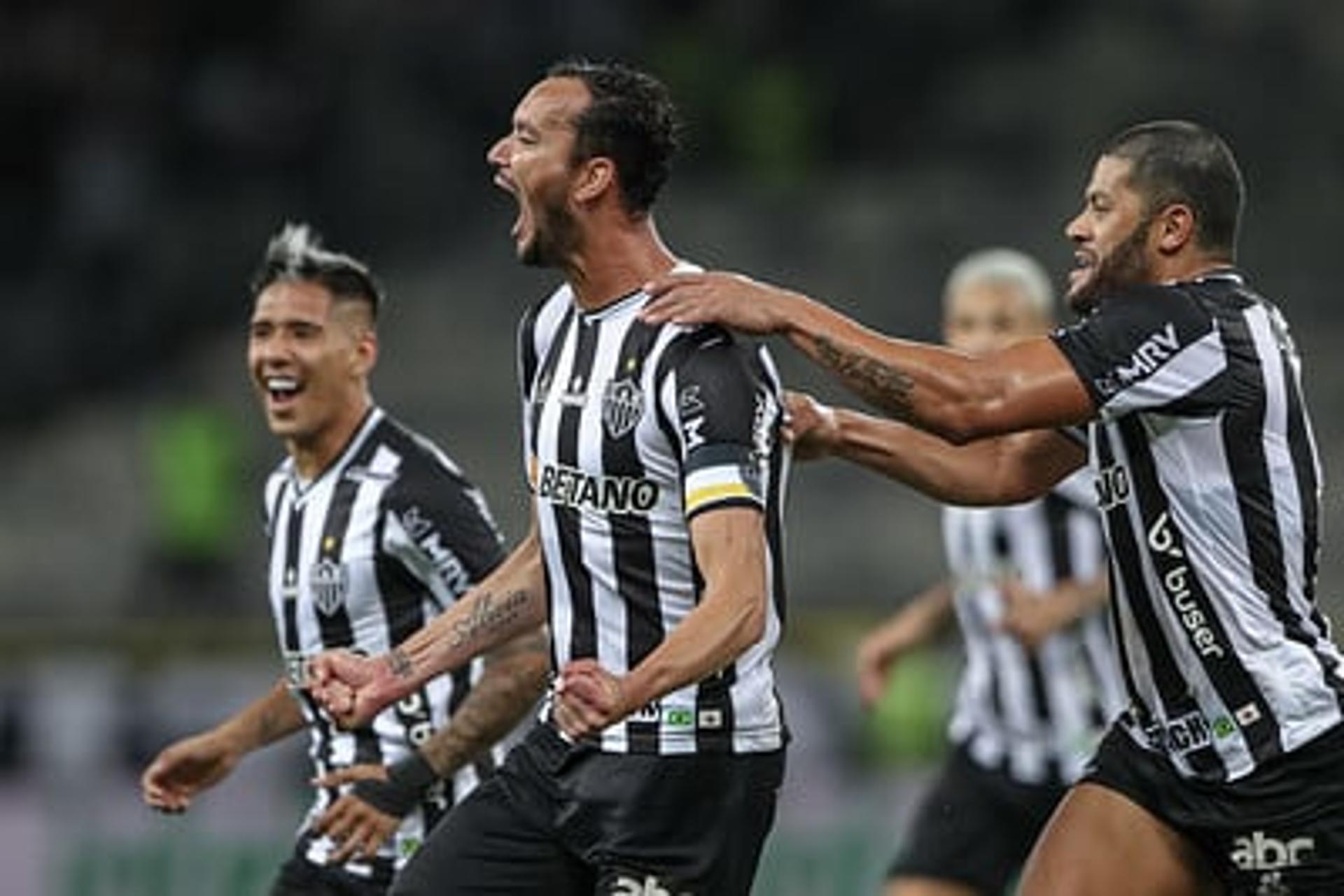 Réver chegou aos 300 jogos pelo Galo e ajudou o time na goleada por 4 a 0 em cima do Leão do Pici com um dos gols do alvinegro