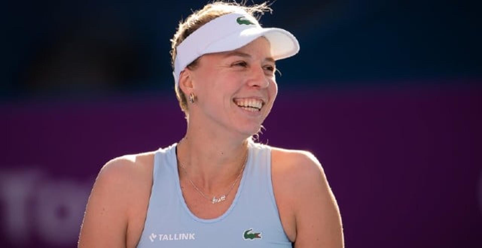 Anett Kontaveit sorri durante vitória no WTA de Doha