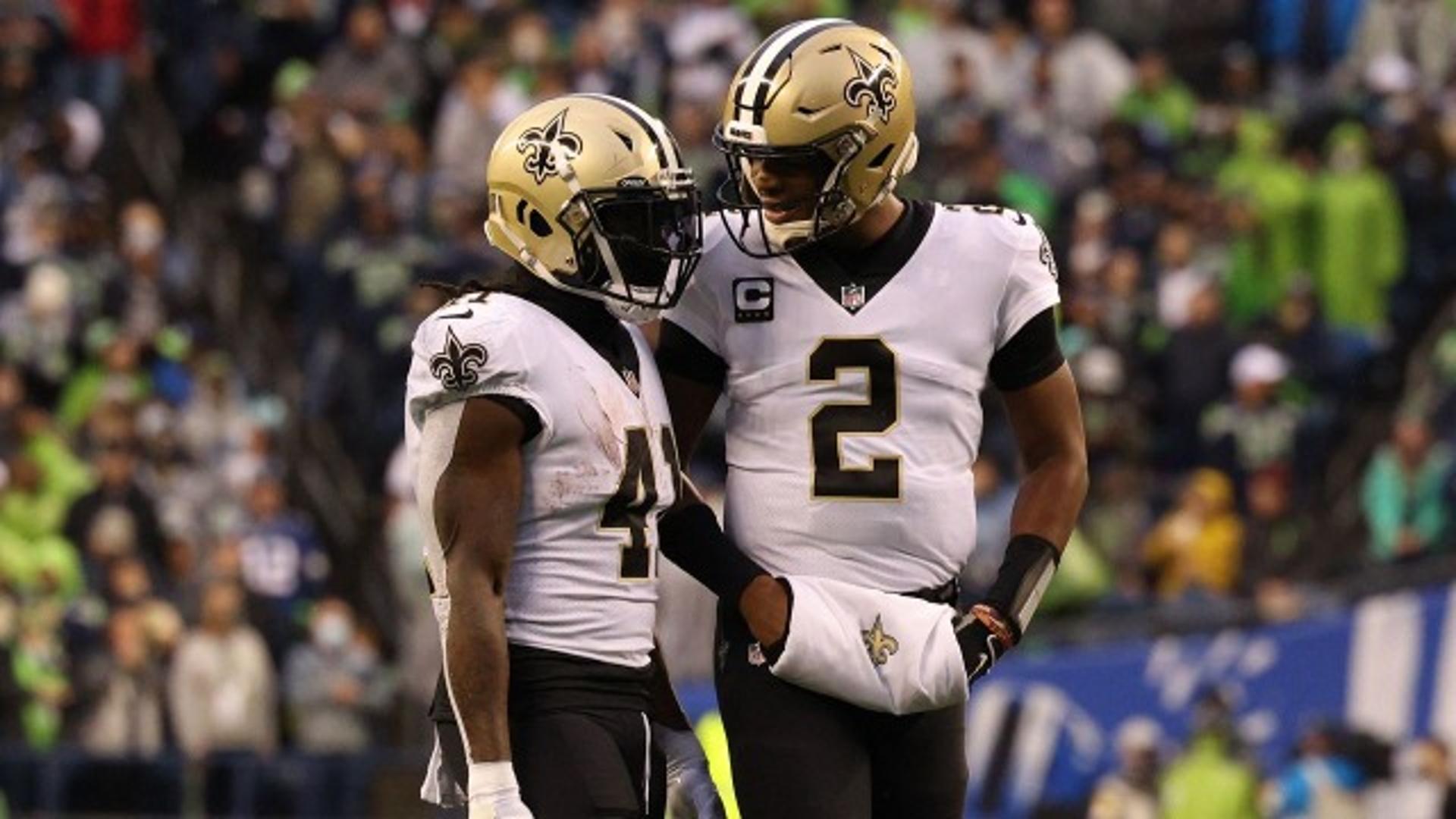 Jameis Winston conversa com Alvin Kamara, seu alvo favorito na vitória sobre Seattle