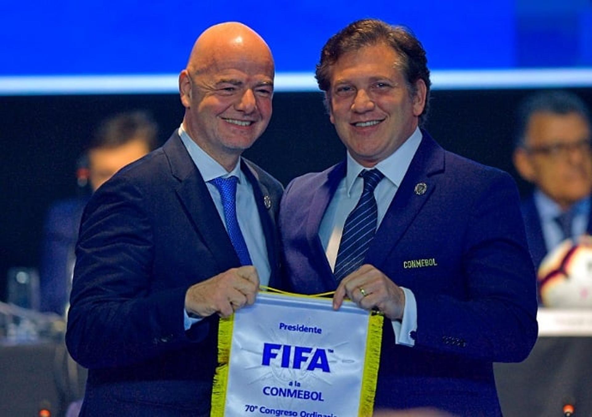 Gianni Infantino, presidente da Fifa, e Alejandro Domínguez, presidente da Conmebol