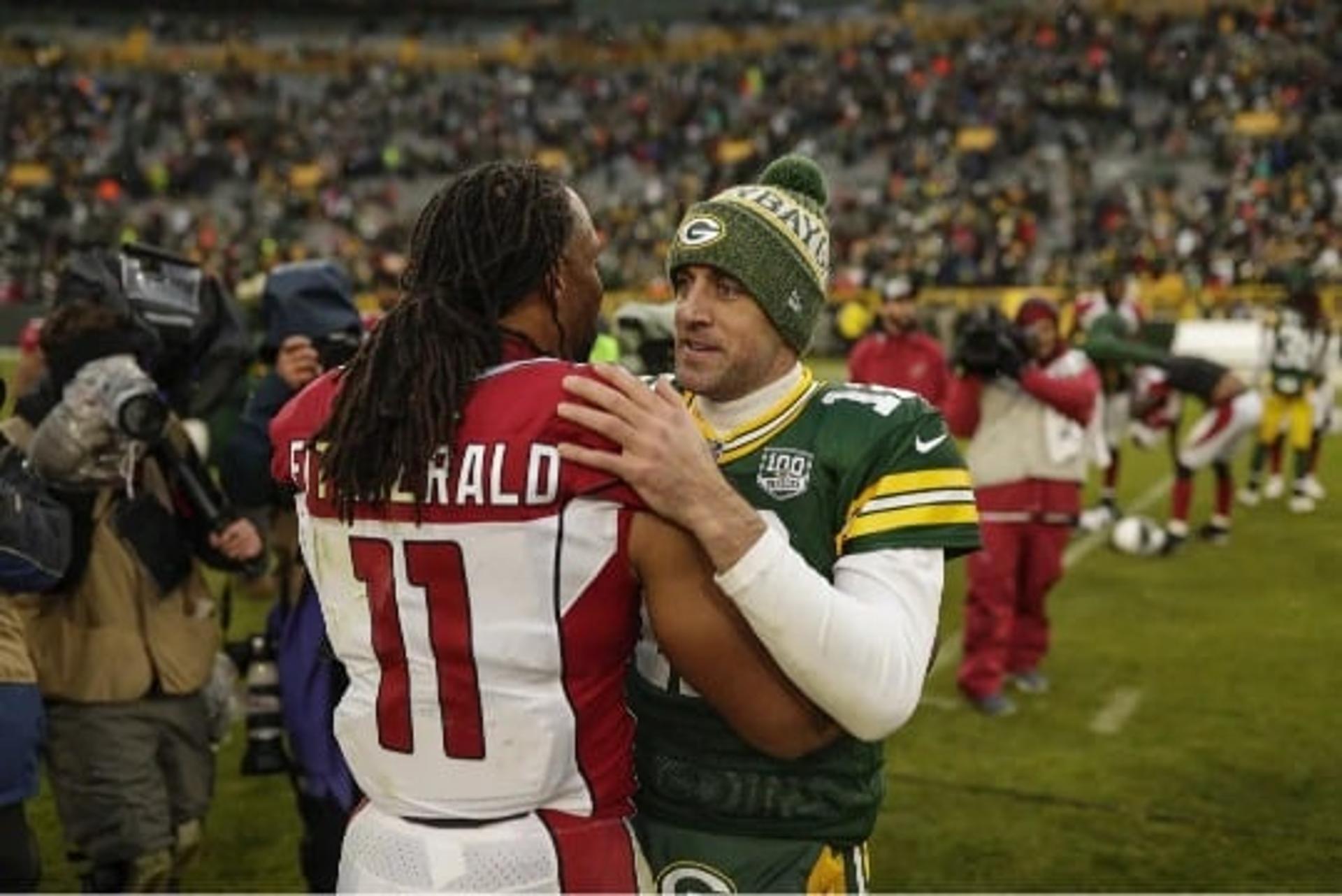 Aaron Rodgers cumprimenta o aposentado Larry Fitzgerald após duelo em 2018