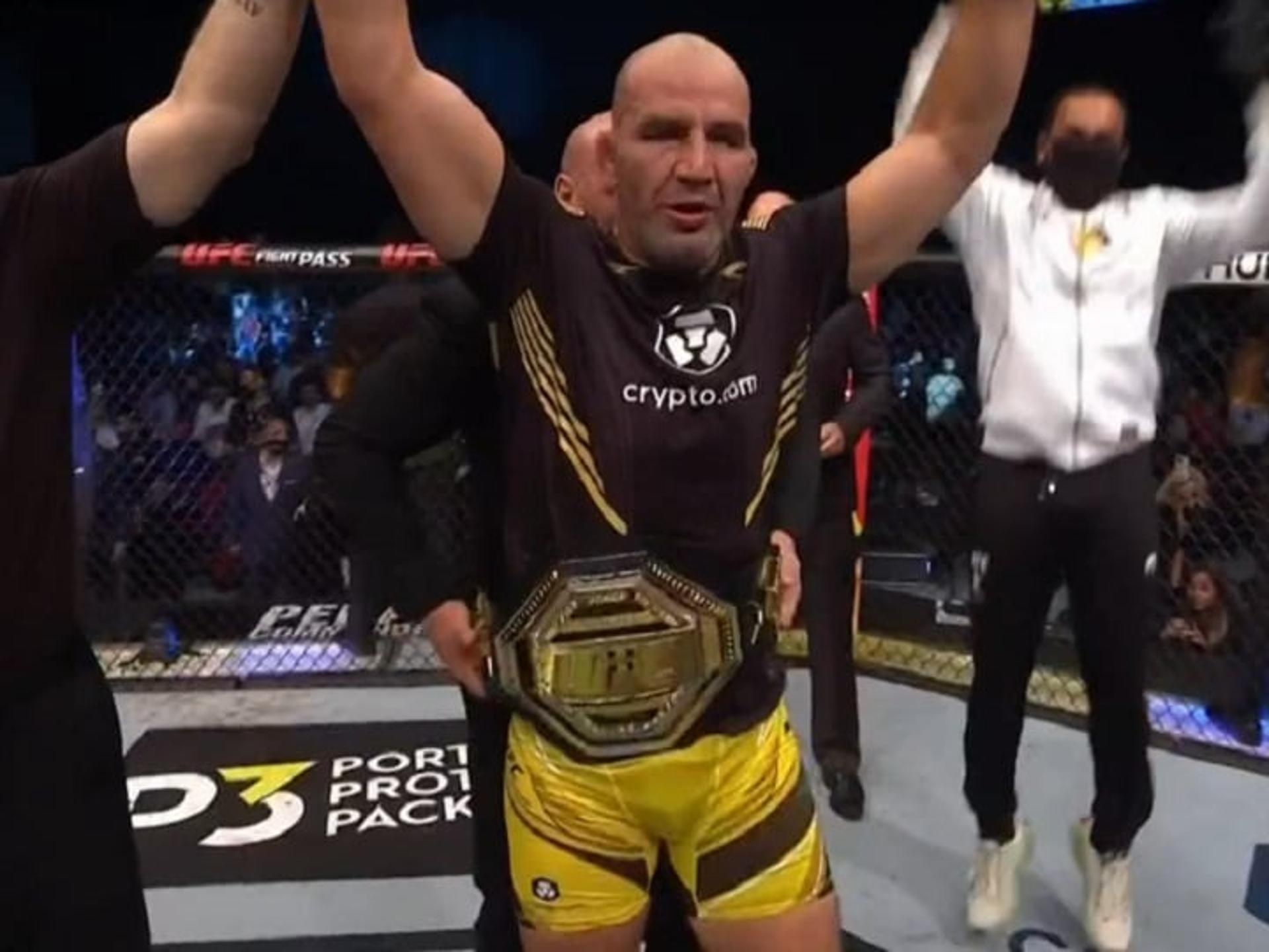 Glover conquista o cinturão dos meio-pesados do UFC após finalizar Blachowicz (Foto: Reprodução)