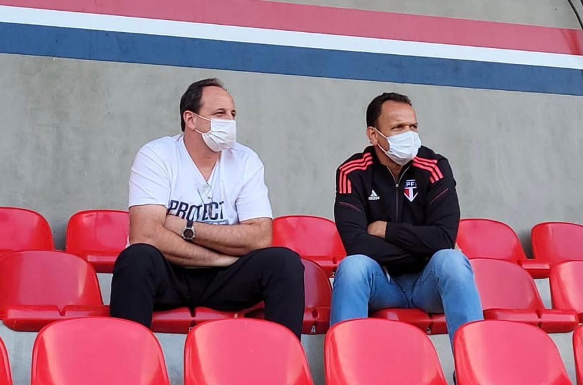 Rogério Ceni assistiu o jogo ao lado de seu auxiliar Nelson Simões