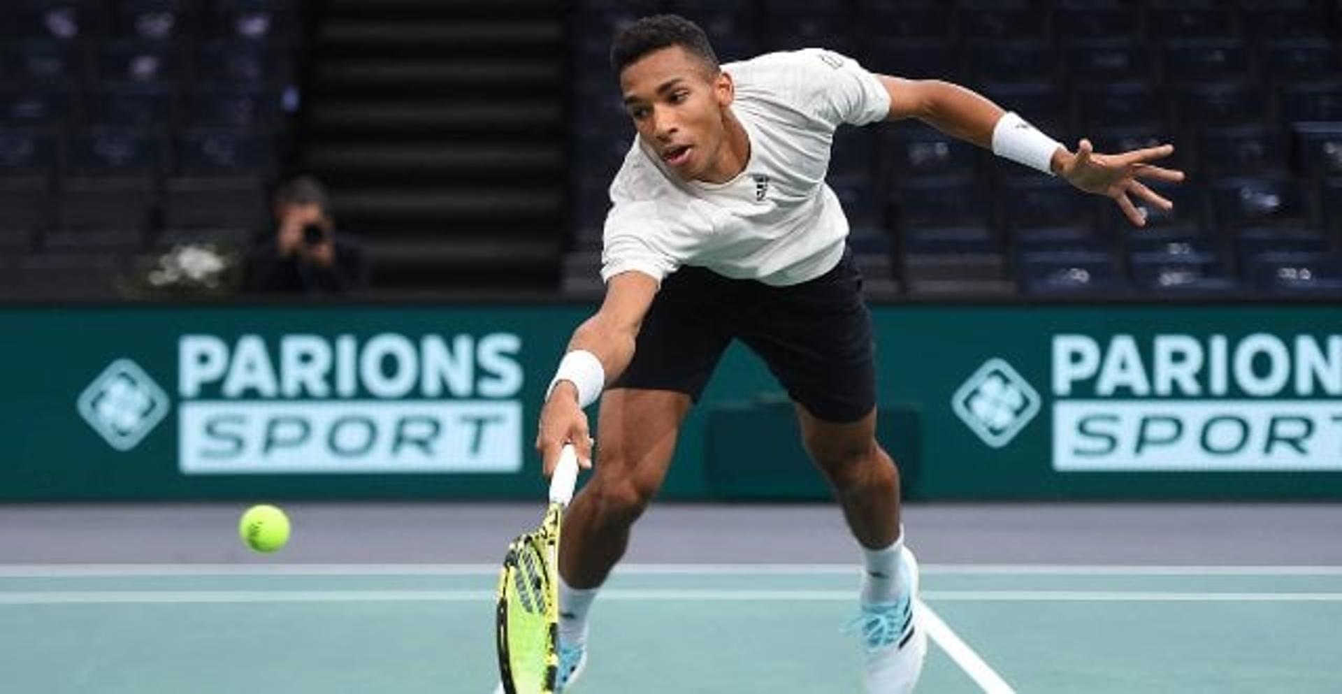 Felix Auger Aliassime em ação no Masters de Paris