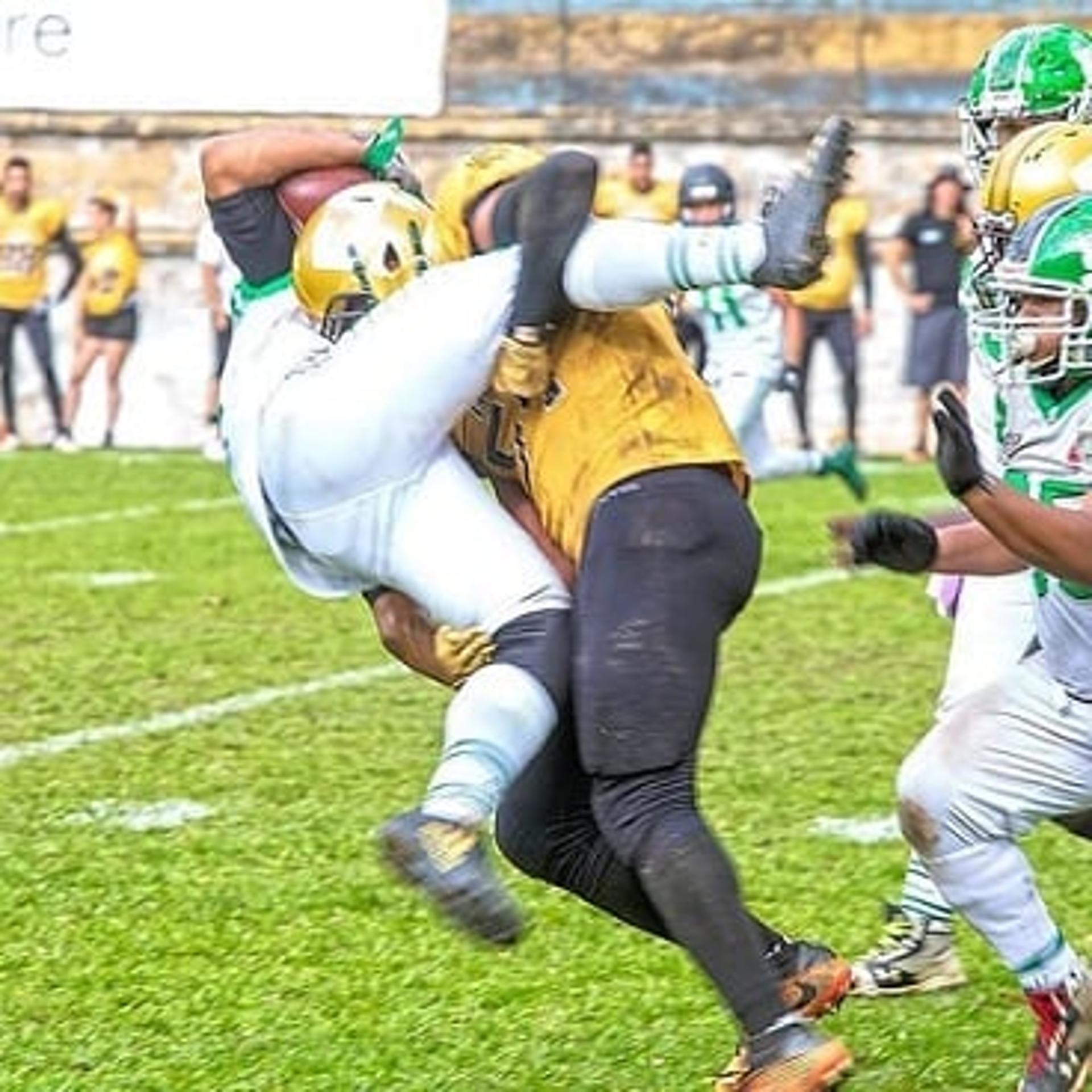 os Golden Lions estão avaliando como furar a defesa do Galo FA na estreia da Liga MGFL