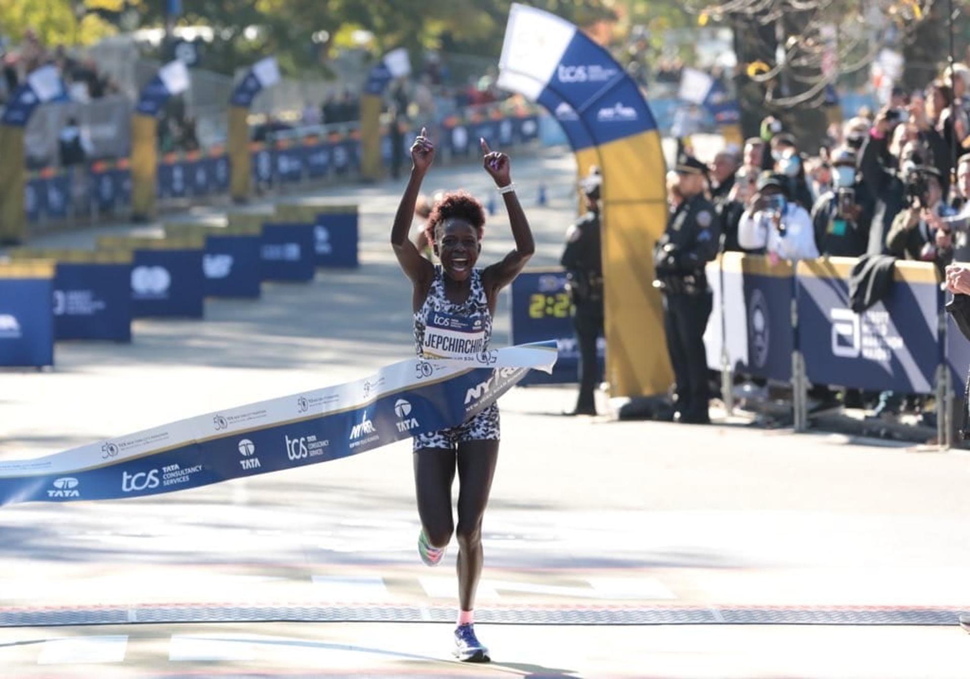 Jepchirchir comemora sua vitória na Maratona de Nova York. (Divulgação/NYRR/Facebook)