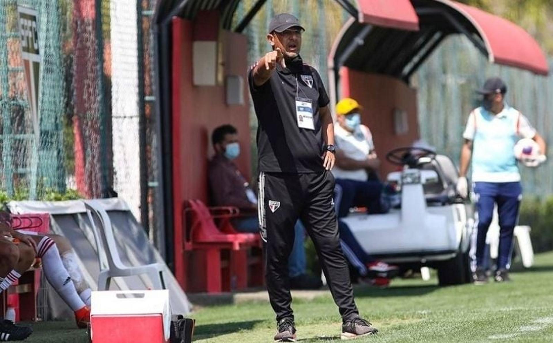 Menta, treinador do time sub-17 do São Paulo