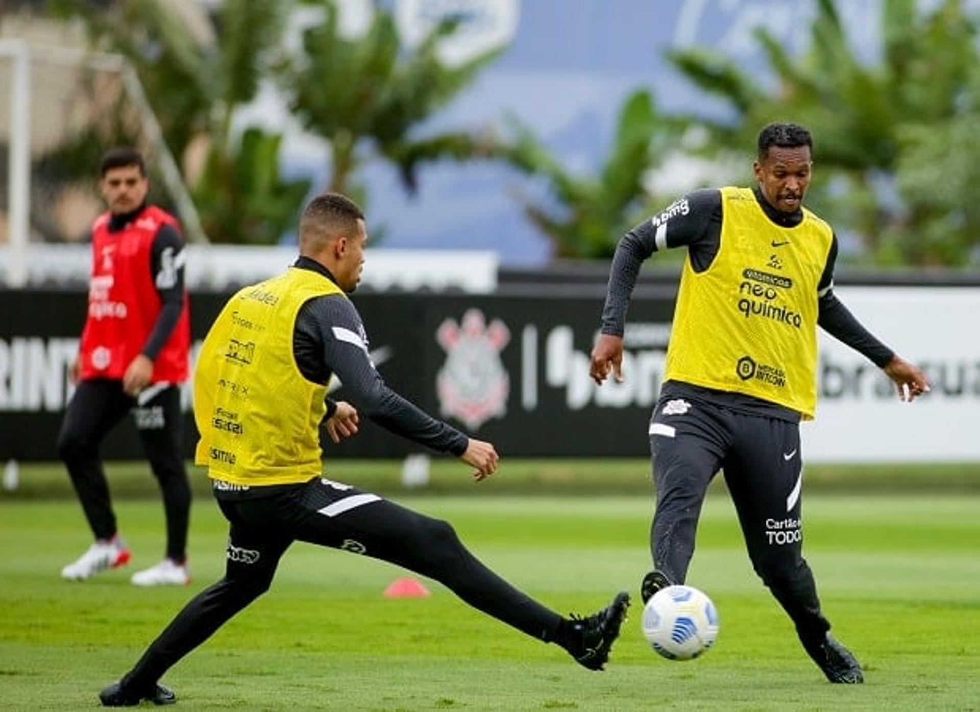 João Victor e Jô - treino do Corinthians