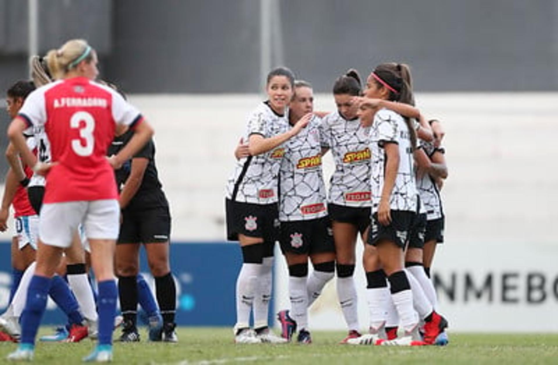 Jogadoras corintianas comemoram gol na vitória sobre o Nacional