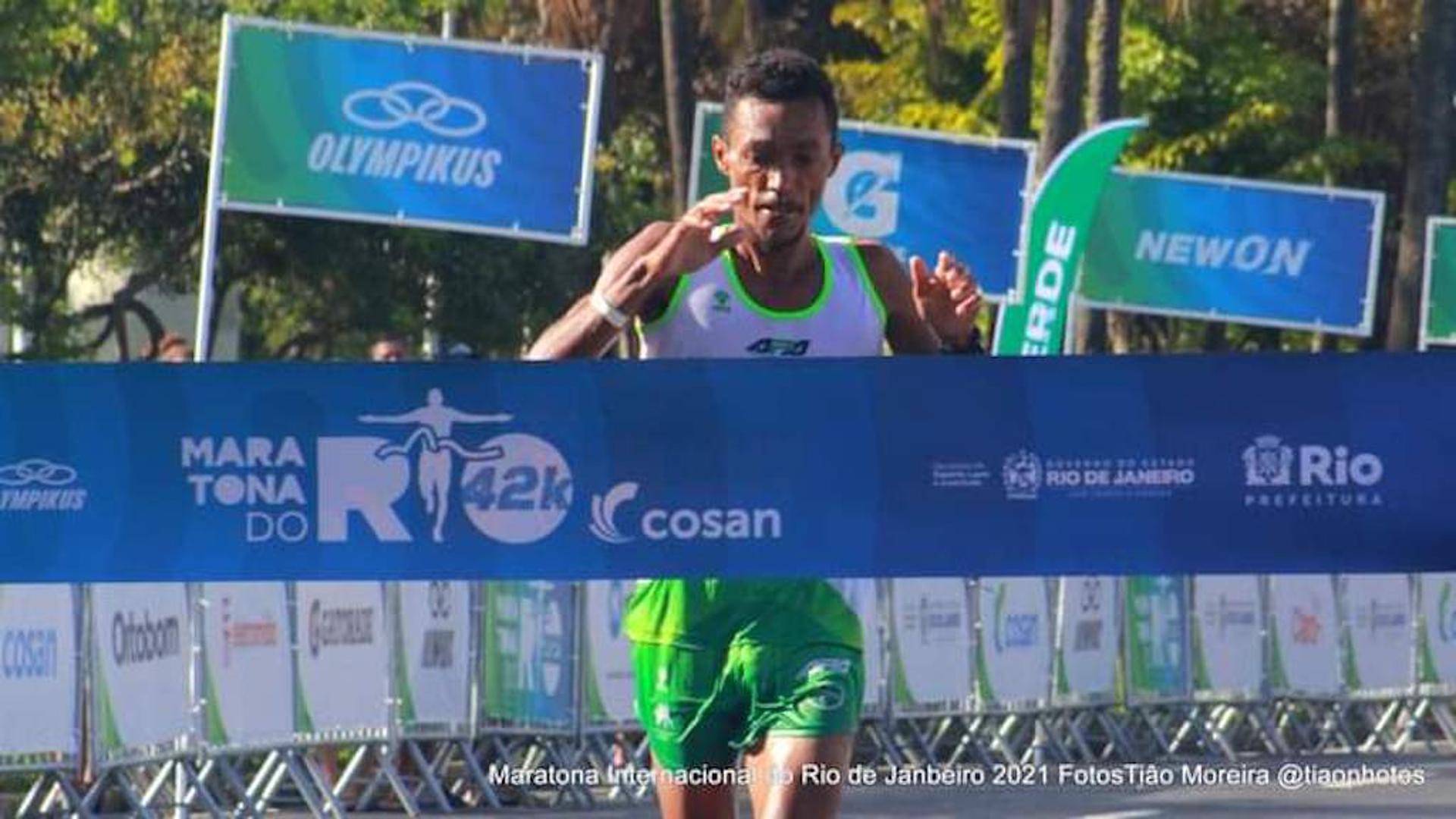 Justino Pedro da Silva vence a Maratona do Rio com recorde. (Foto de Tião Moreira)