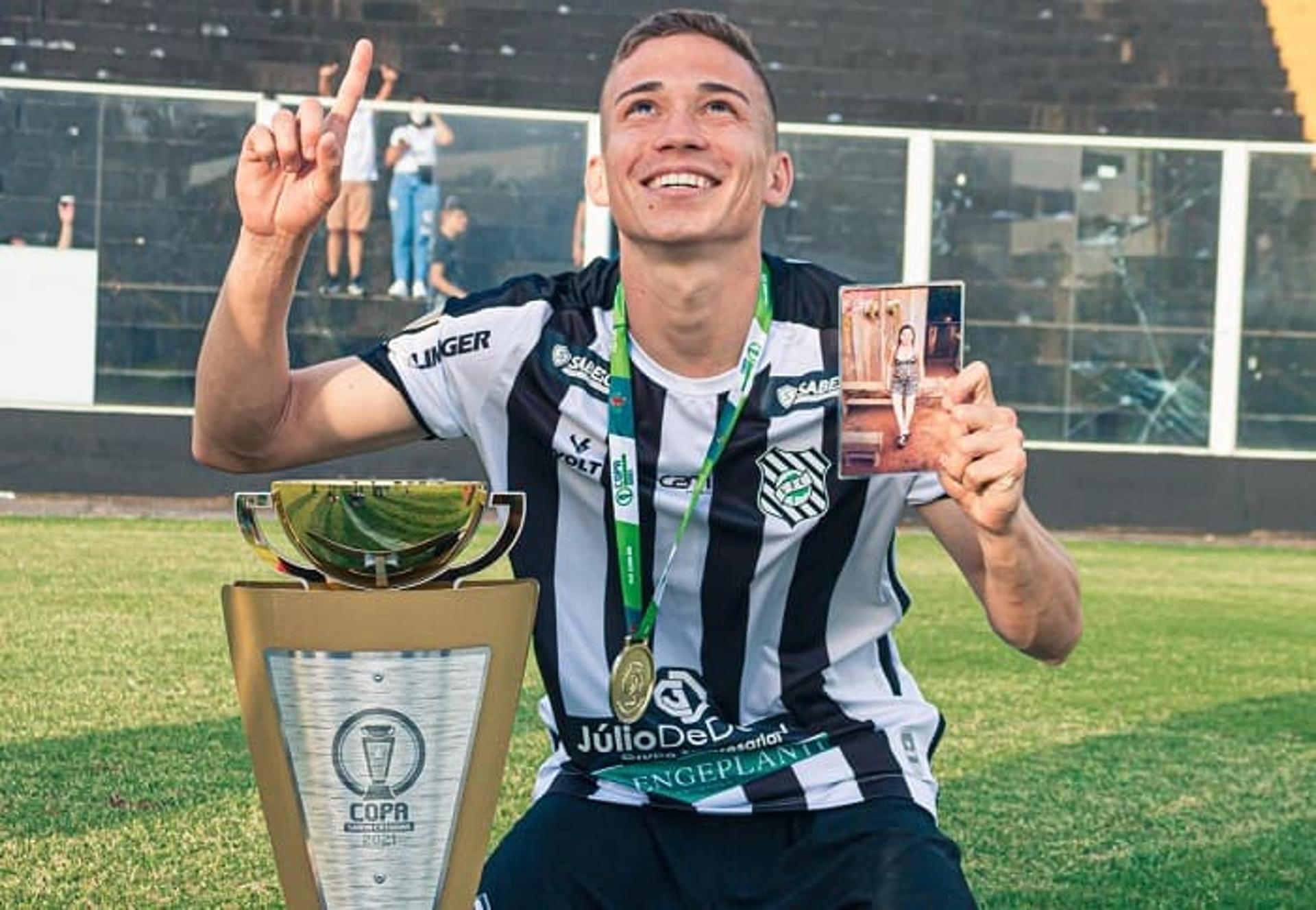 Brener com a taça da Copa SC