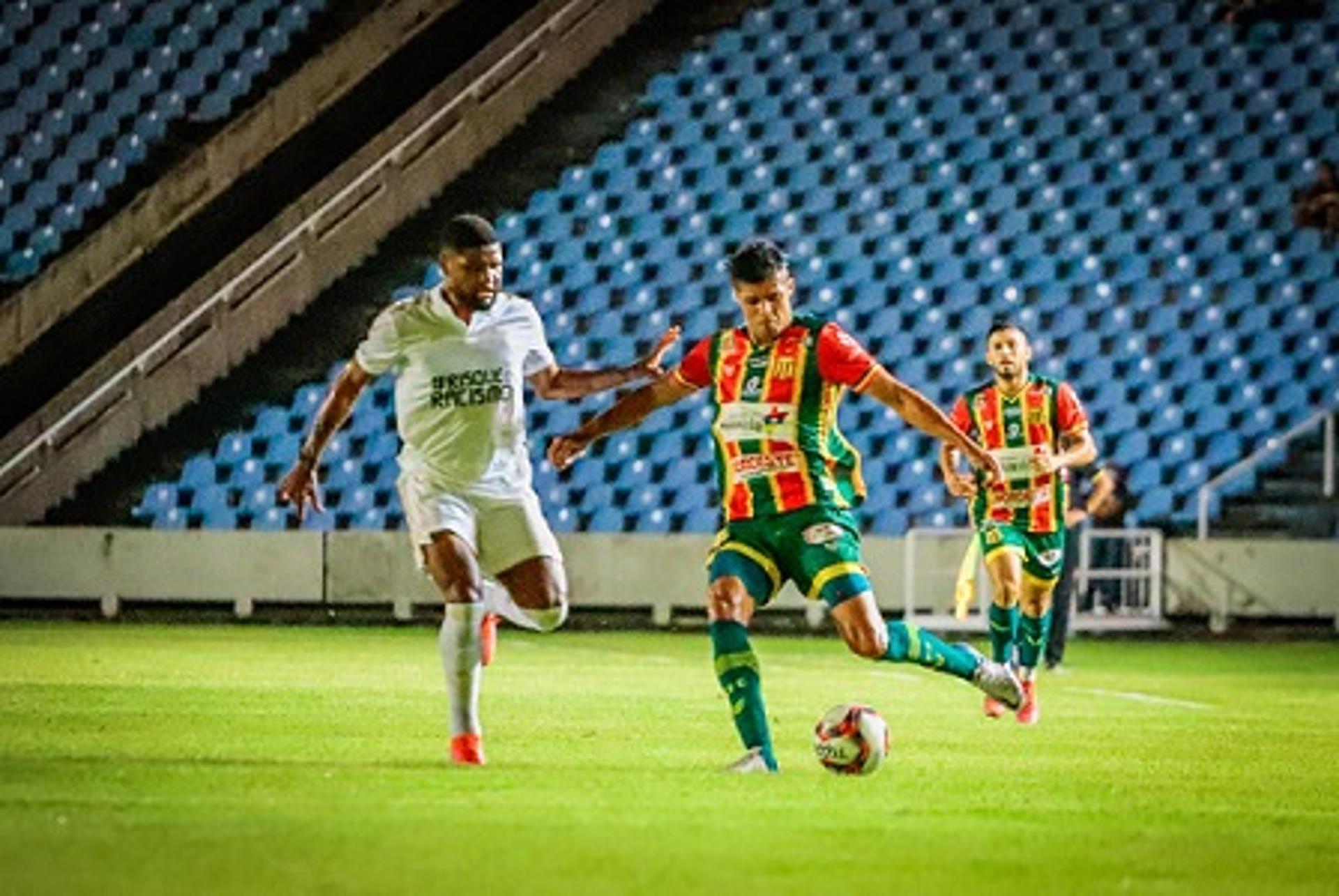 O duelo no Casteão foi de duas equipes que não queriam jogar, apresentando um futebol de baixa qualidade