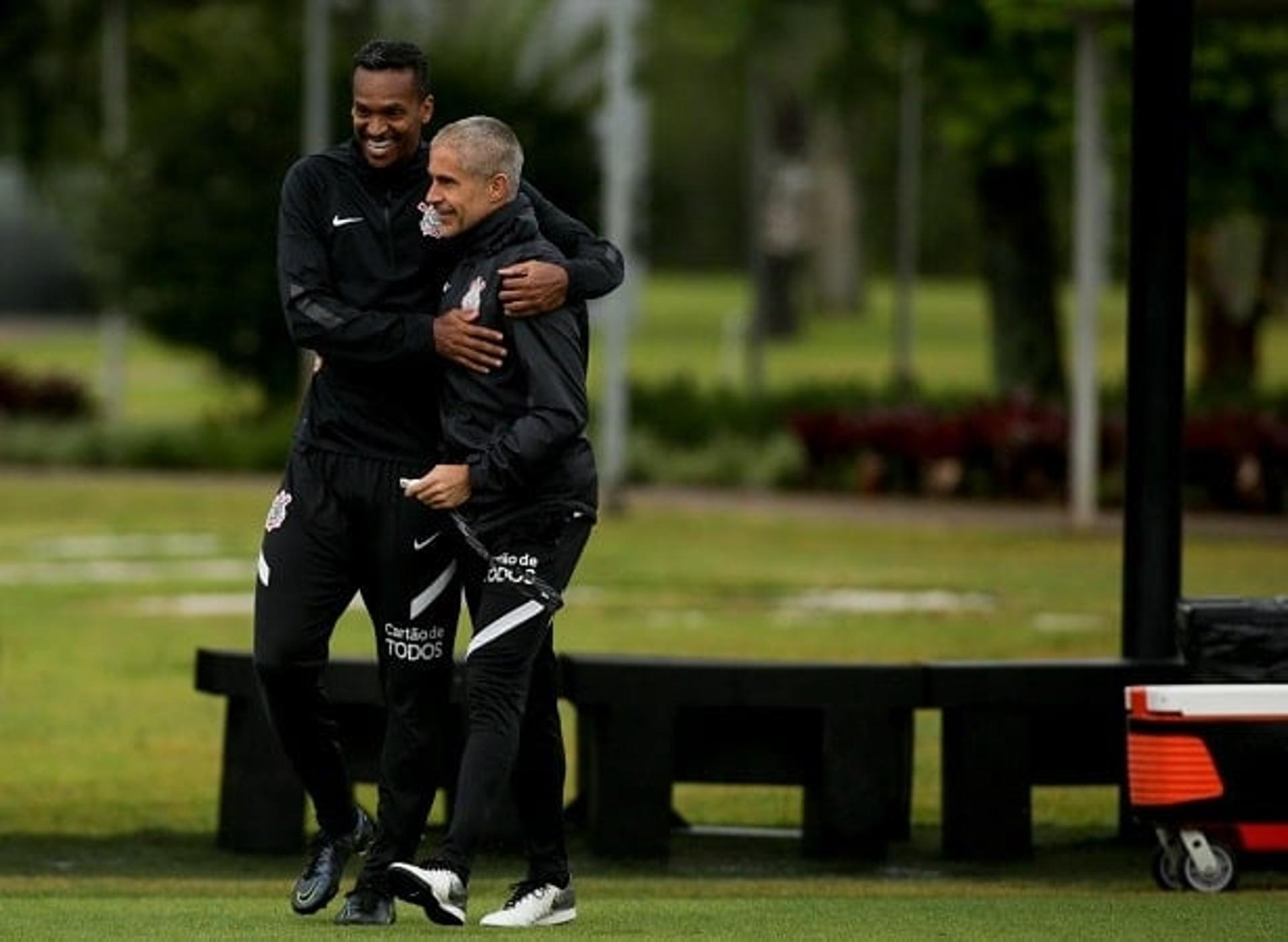 Sylvinho e Jô - treino do Corinthians - 19-11