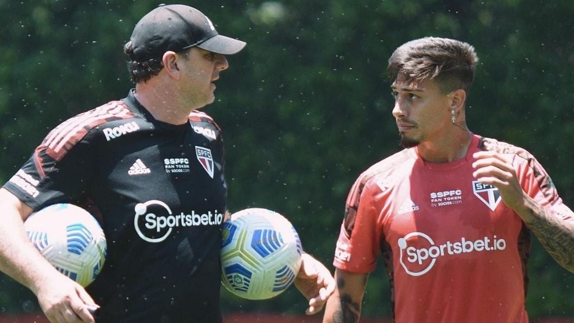 Rogério Ceni e Rigoni durante treino desta segunda-feira (22)