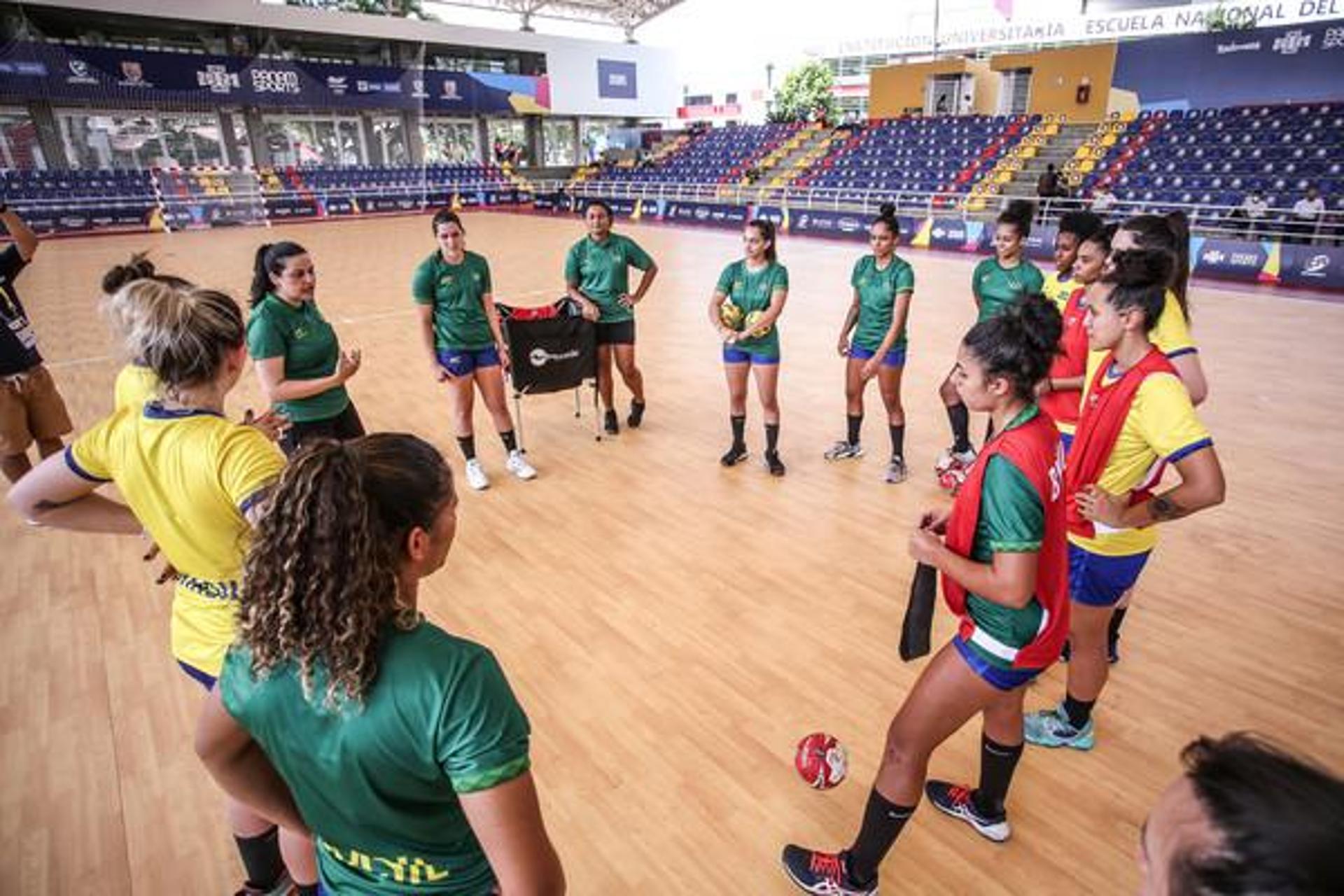 Equipe de handebol feminino faz o primeiro treino em Cali (Foto: William Lucas/COB)