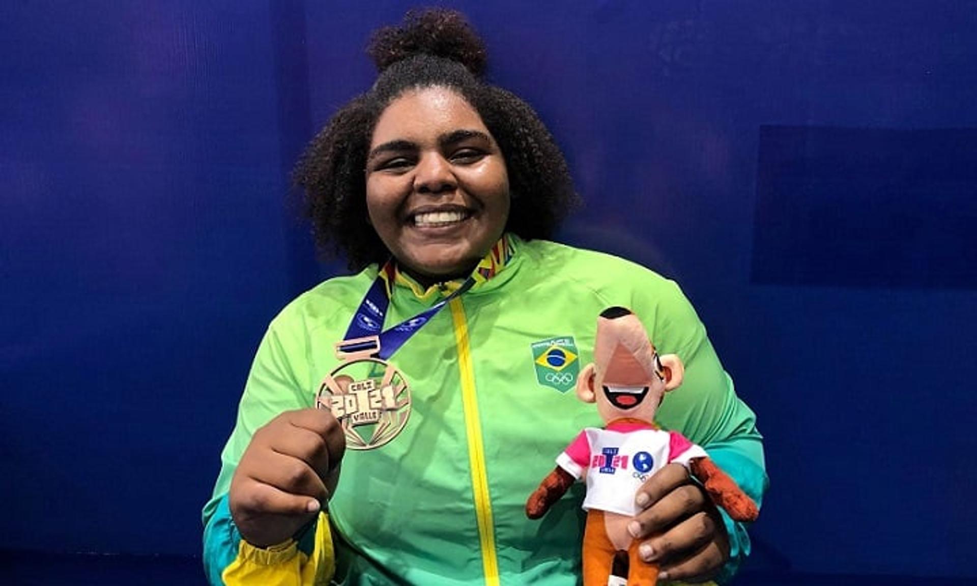 Taiane Justino exibe mais uma medalha conquistada em 2021 (Foto: Camila Dantas/COB)