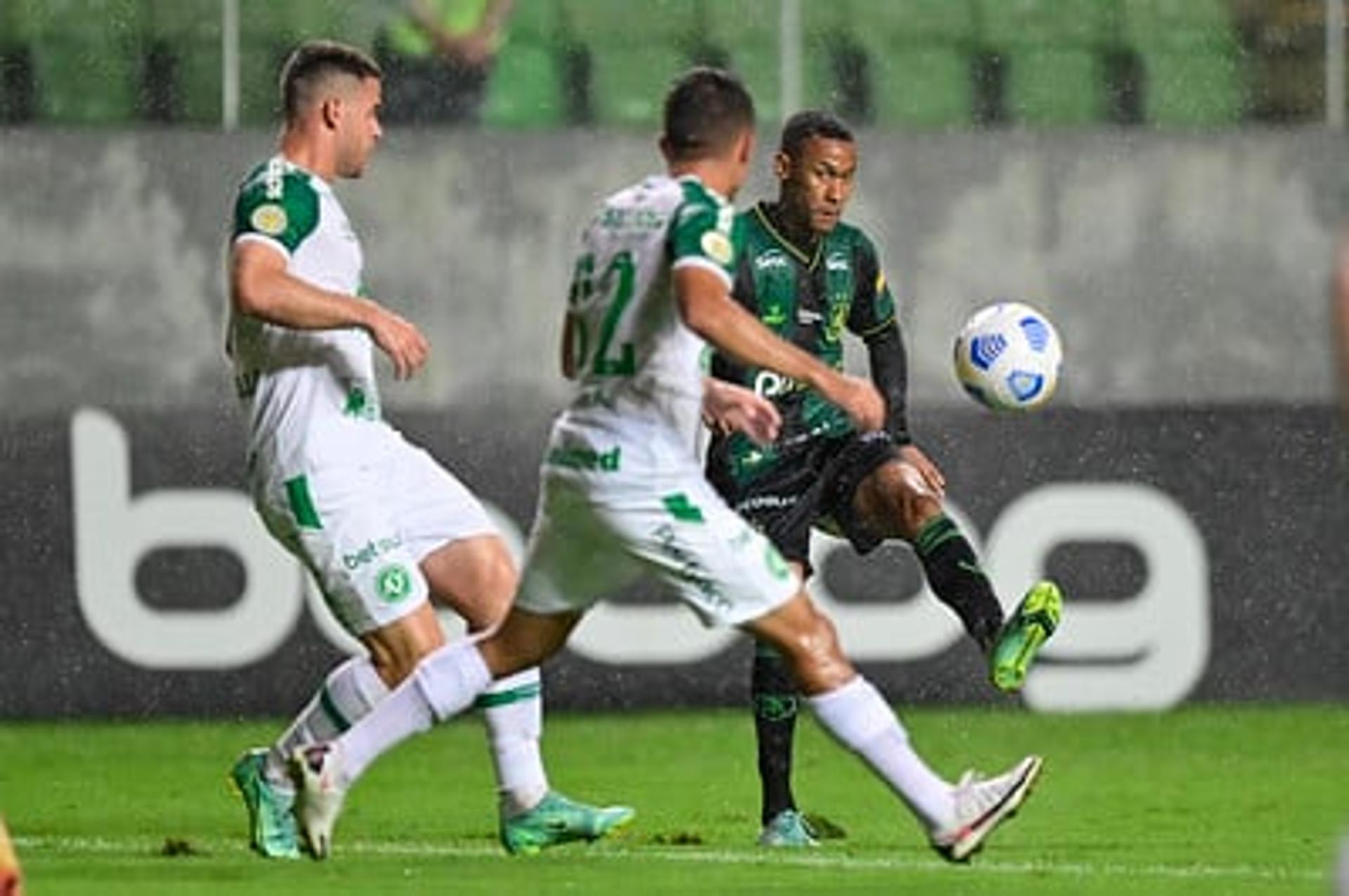 Ademir foi o grande nome do jogo com dois gols diante da Chape