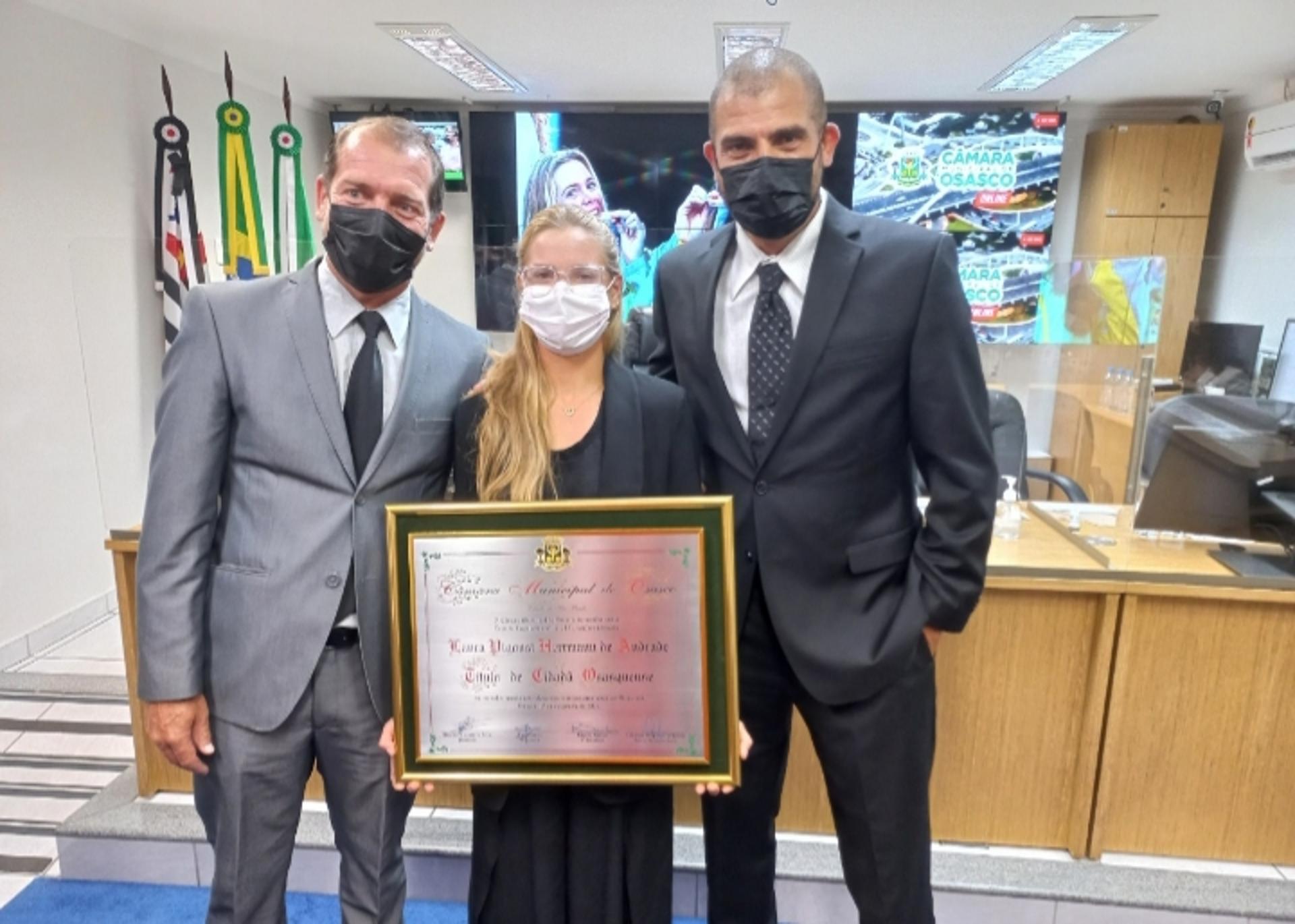 Daniel Souza, Laura Pigossi e Renato Messias em homenagem à tenista em Osasco