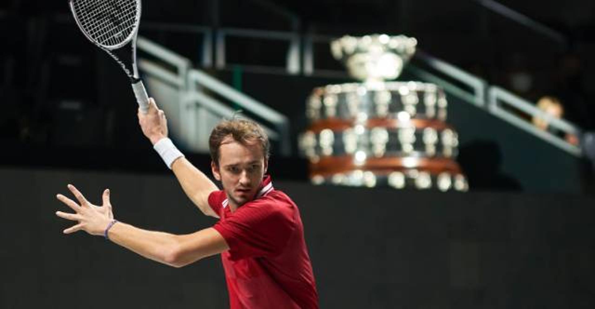 Daniil Medvedev em ação contra Mikhail Ymer