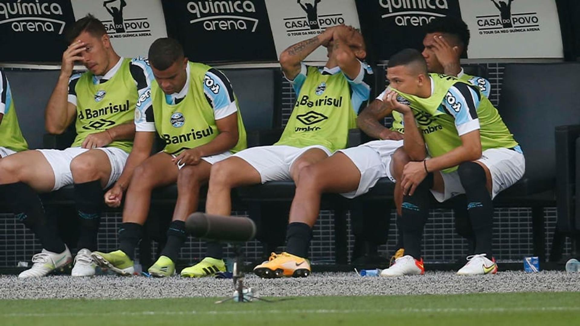 Jogadores do Gremio Lamentando