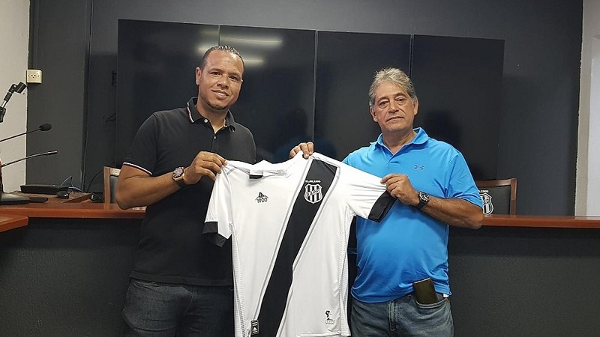 Luis Fabiano recebendo camisa dada por presidente da Ponte