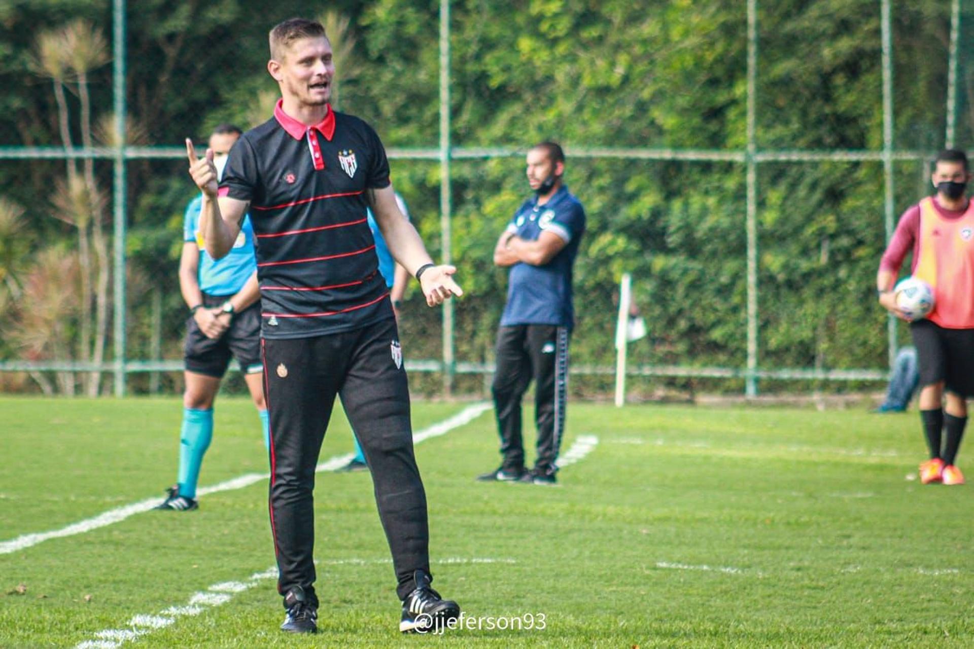 Augusto Fassina comanda o Atlético-GO sub-17 (Foto: Divulgação)