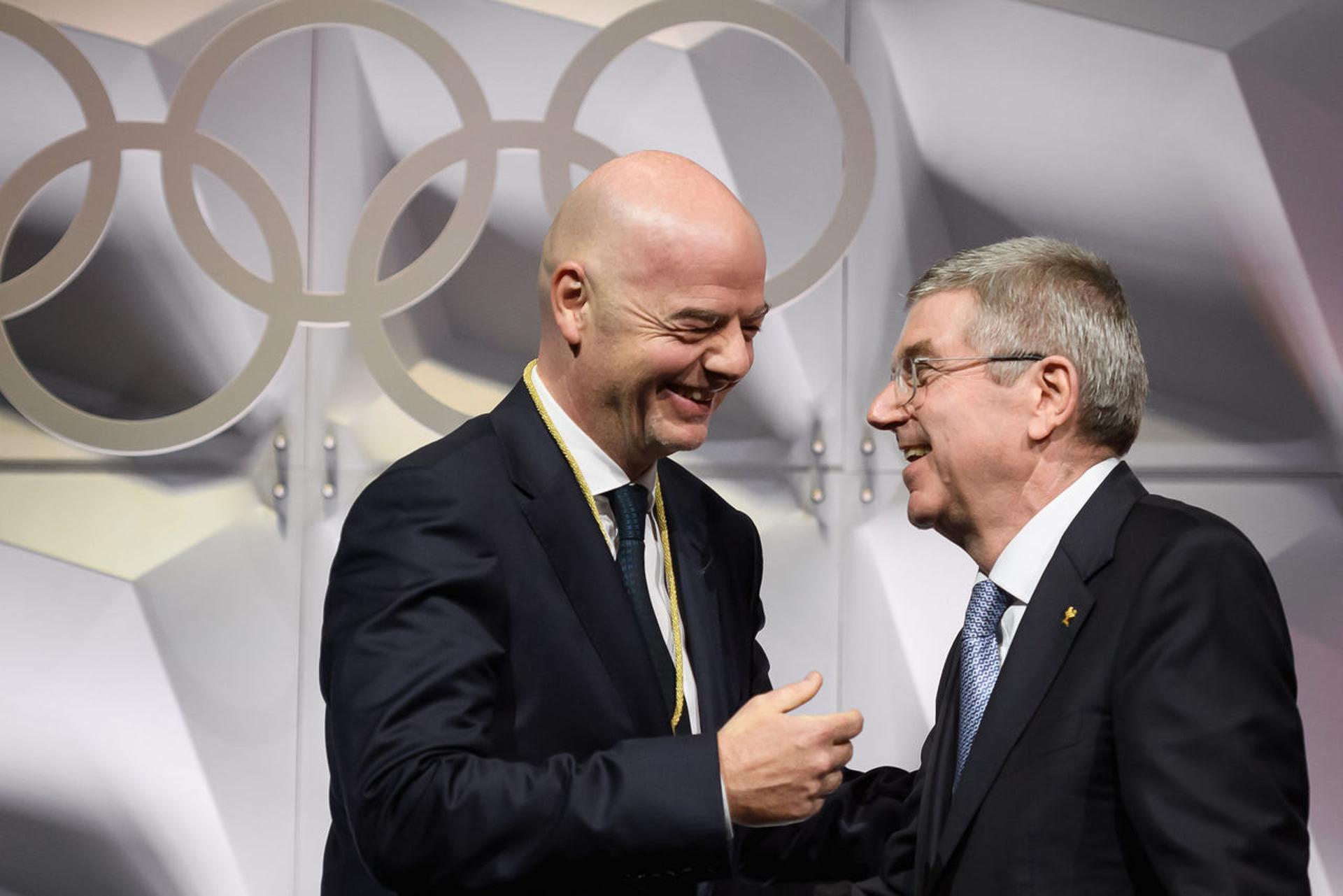 Thomas Bach, presidente do Comitê Olímpico Internacional (COI), e Gianni Infantino, presidente da Fifa