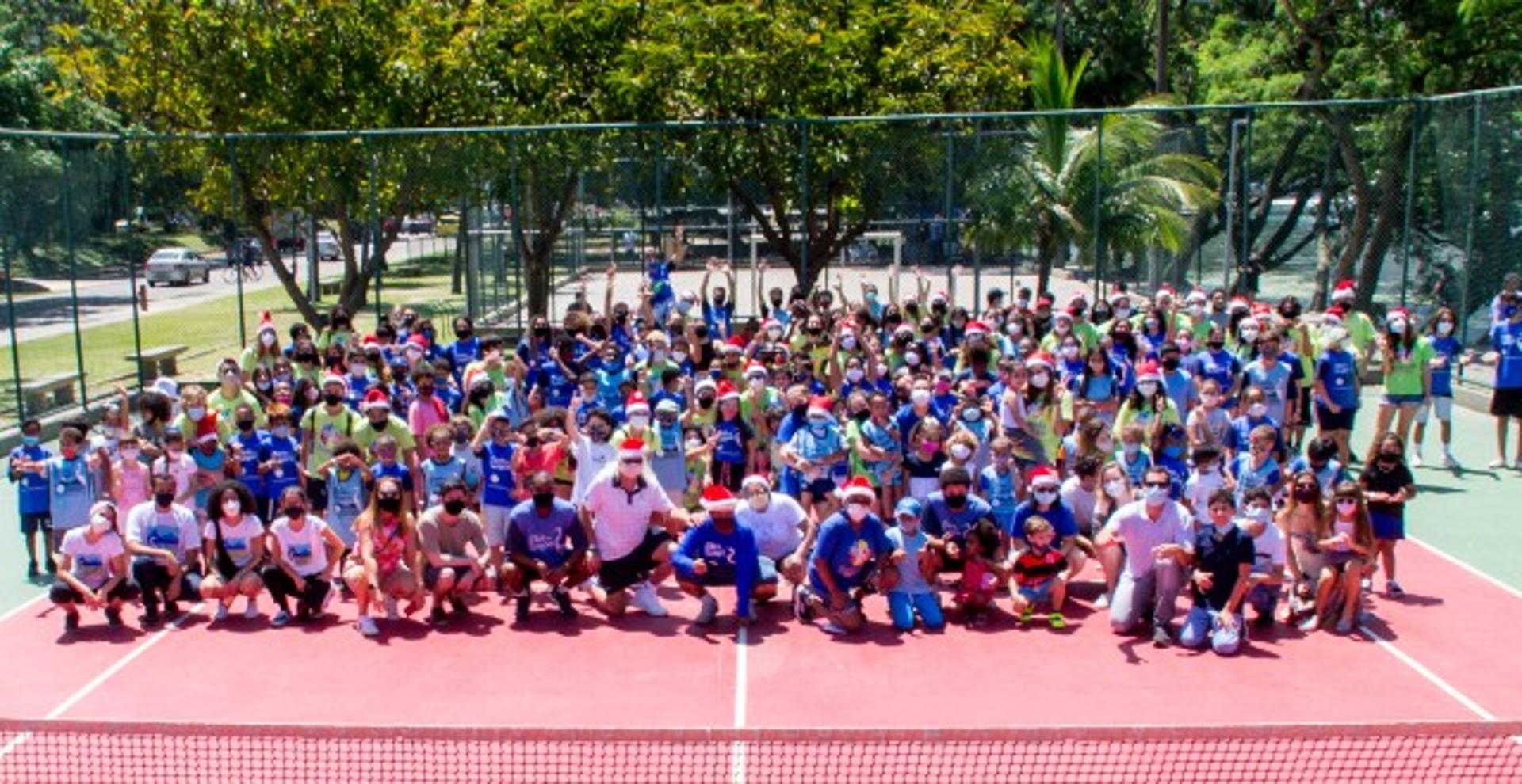 Crianças reunidas na Festa de Natal do Tênis na Lagoa