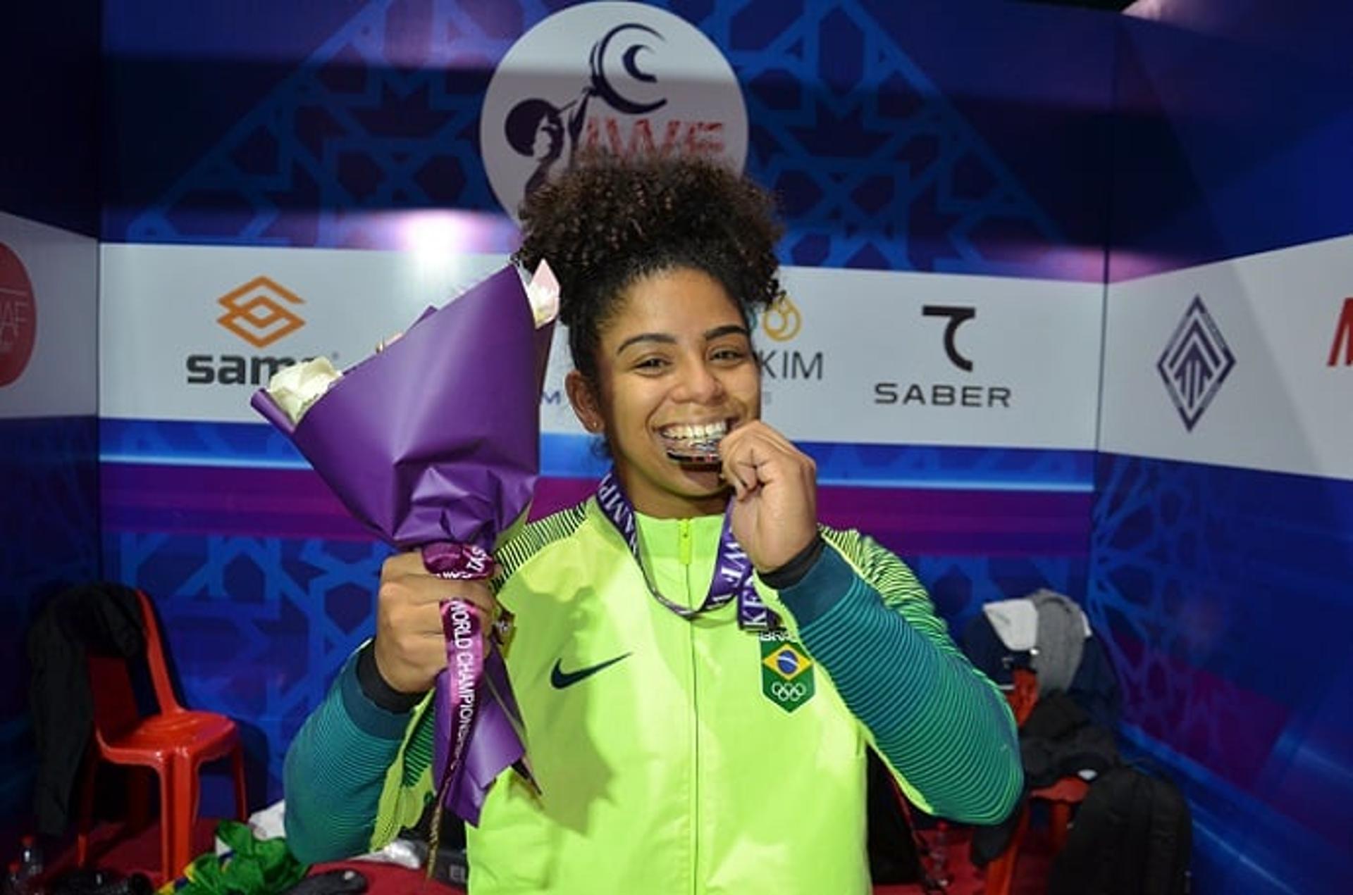 Laura Amaro e a medalha de prata no Mundial (Foto: Divulgação/CBLP)