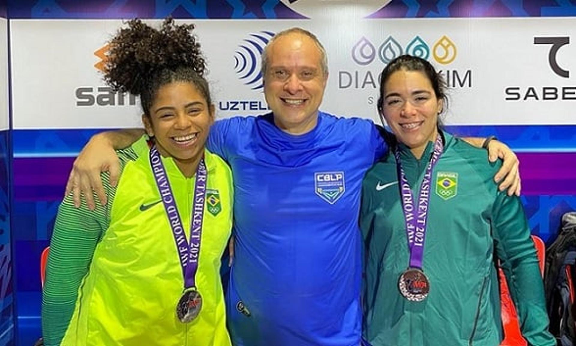 Laura Amaro, Dragos Stanica (técnico da Seleção) e Amanda Schott, após mais uma conquista histórica para o Brasil (Foto: Divulgação)