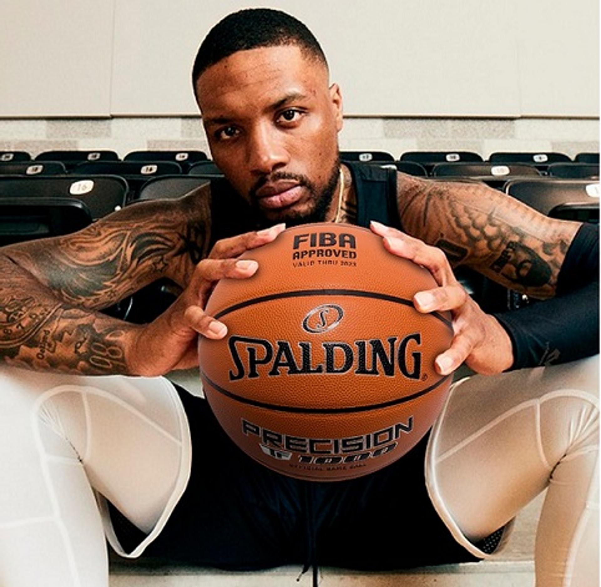 Damian Lillard é o garoto-propaganda da nova bola da Spalding (Foto: Divulgação/Spalding)