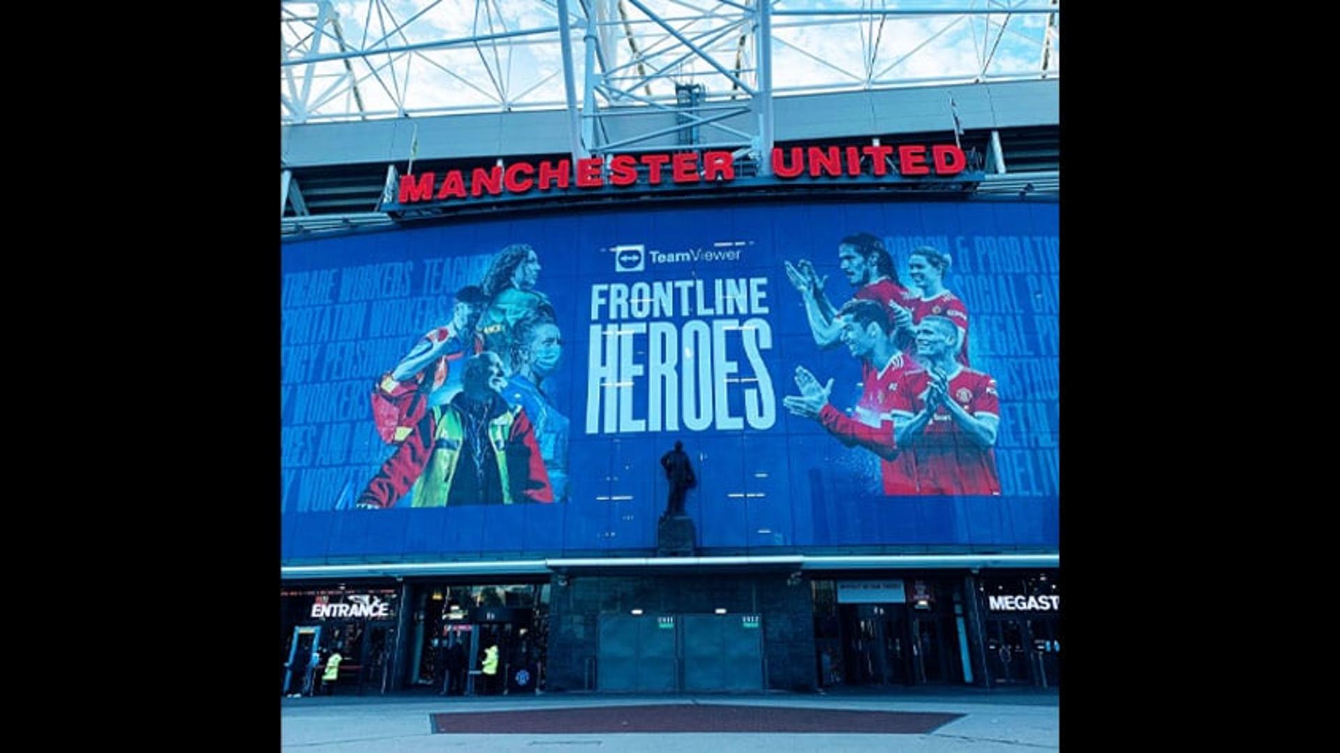 Estádio do Manchester United com a fachada "Frontline Heroes"