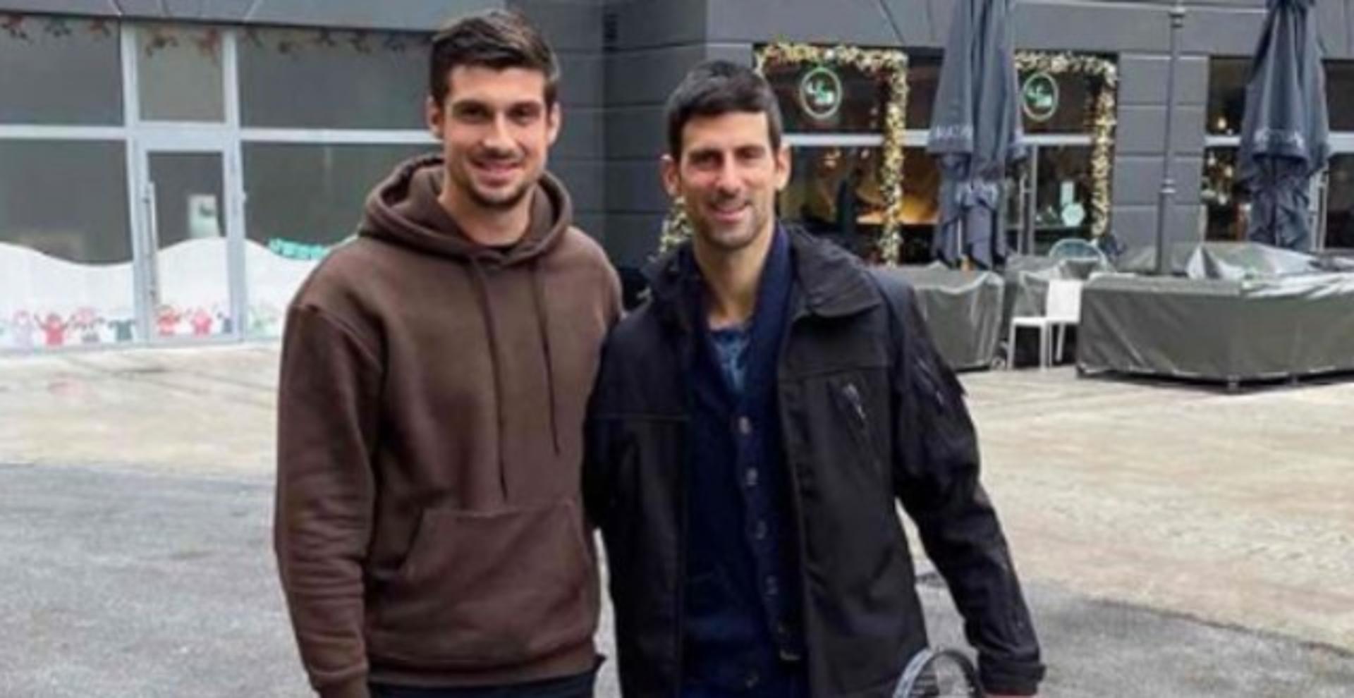 Djokovic com jogador Handebol