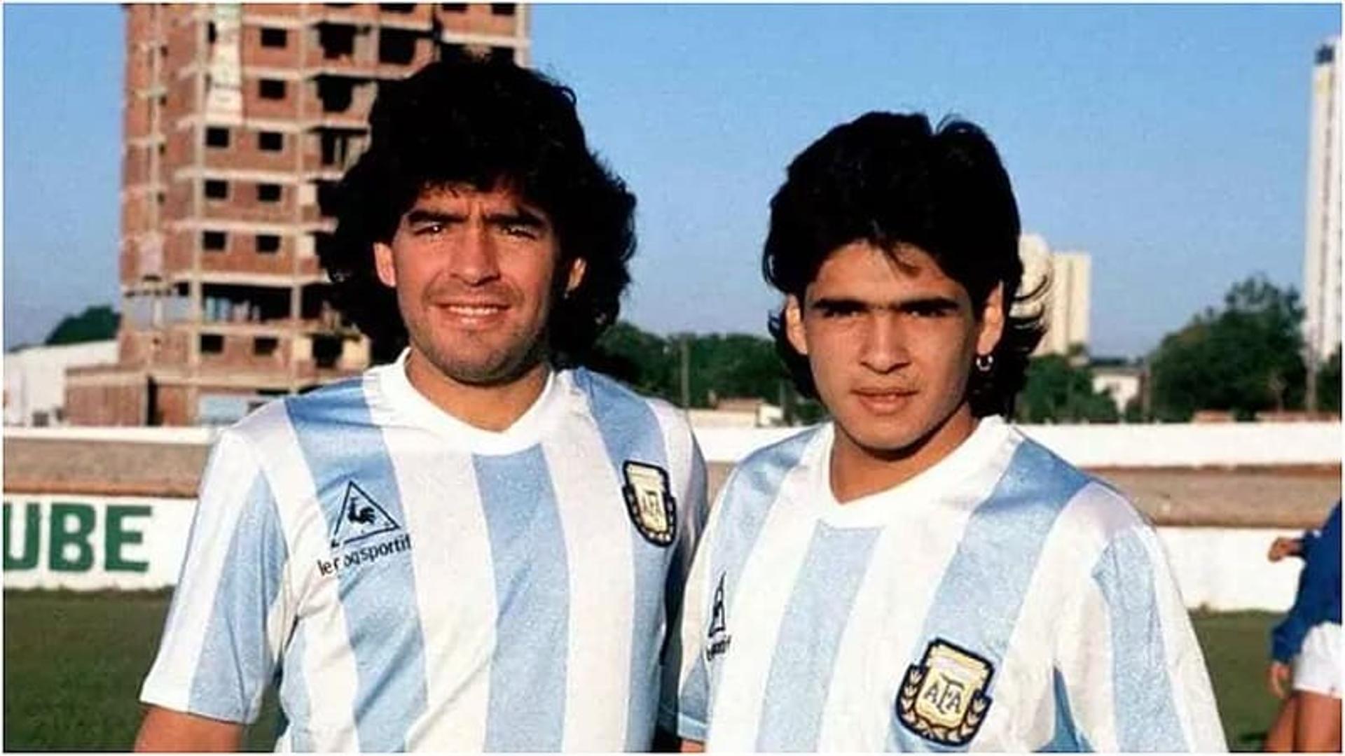 Diego Maradona ao lado do irmão, Hugo