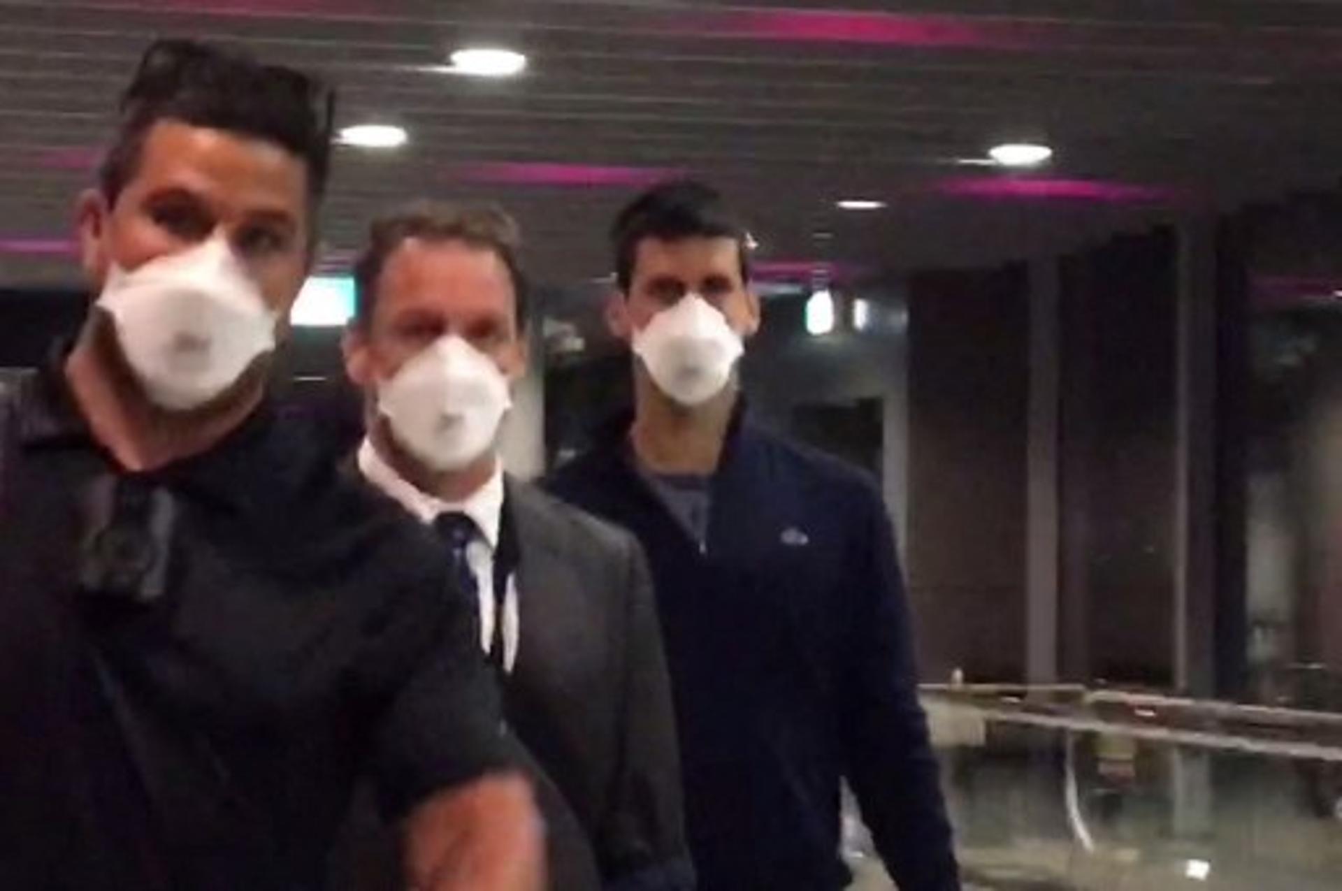 Djokovic no aeroporto deixando a Austrália