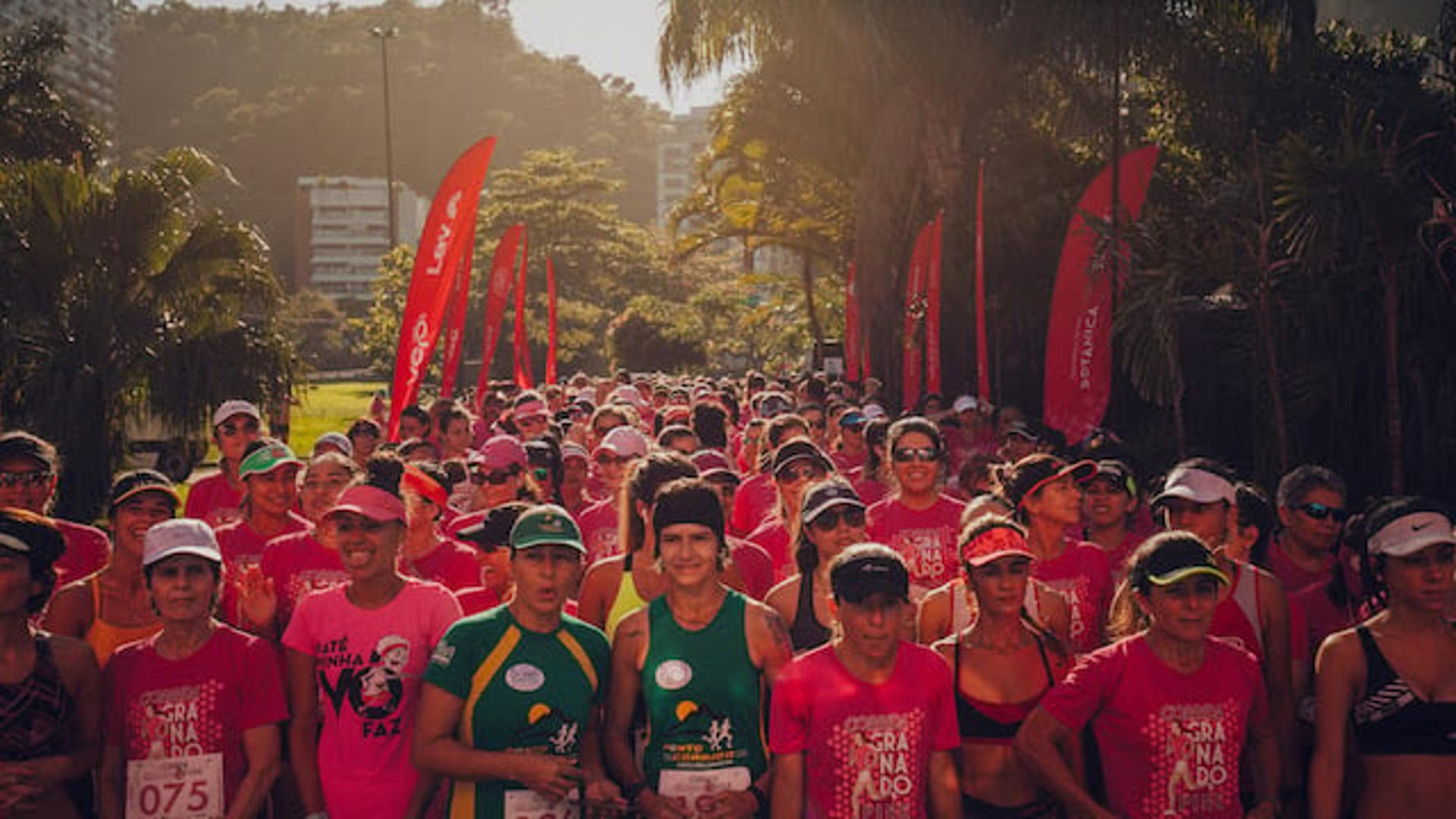 Um dos mais bonitos cartões postais do Rio de Janeiro é o cenário escolhido para o evento que celebra o mês da mulher. Uma manhã de bem-estar, autocuidado e muita diversão dedicada ao público feminino. (Gama Filmes/Corrida Granado Pink)