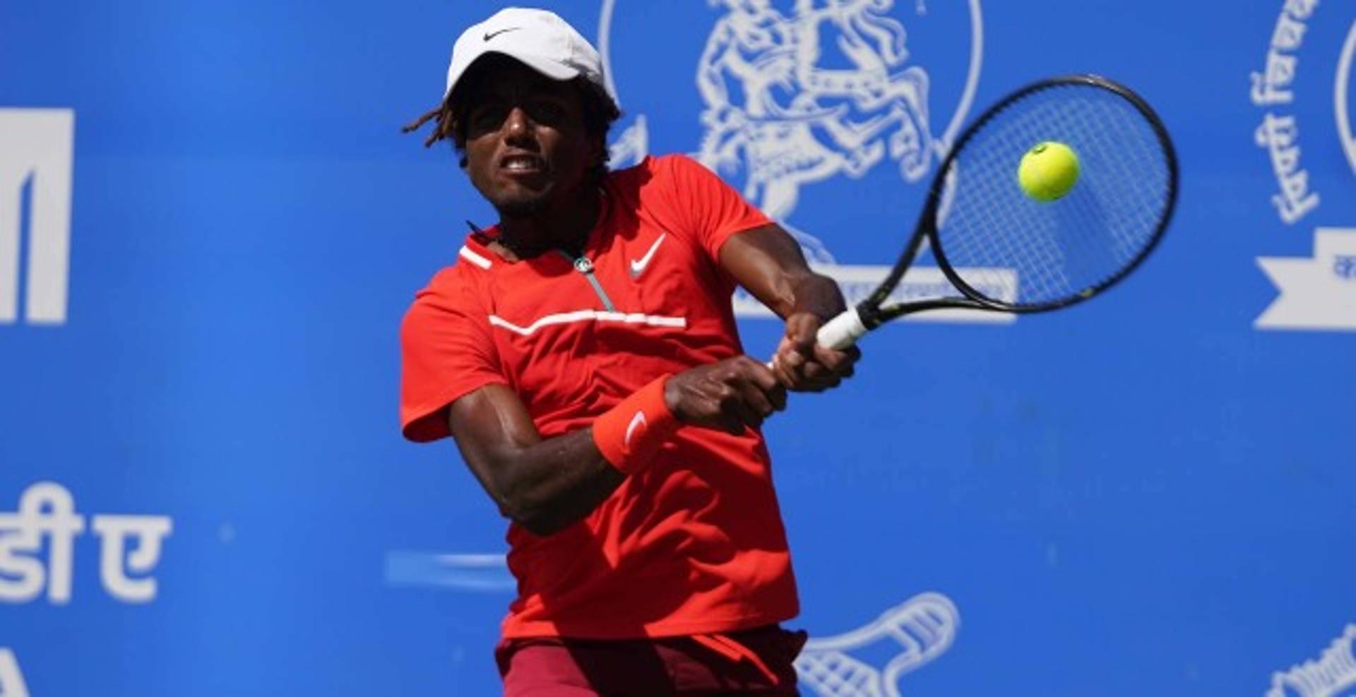 Elias Ymer em ação contra Aslan Karatsev no ATP de Pune, na Índia