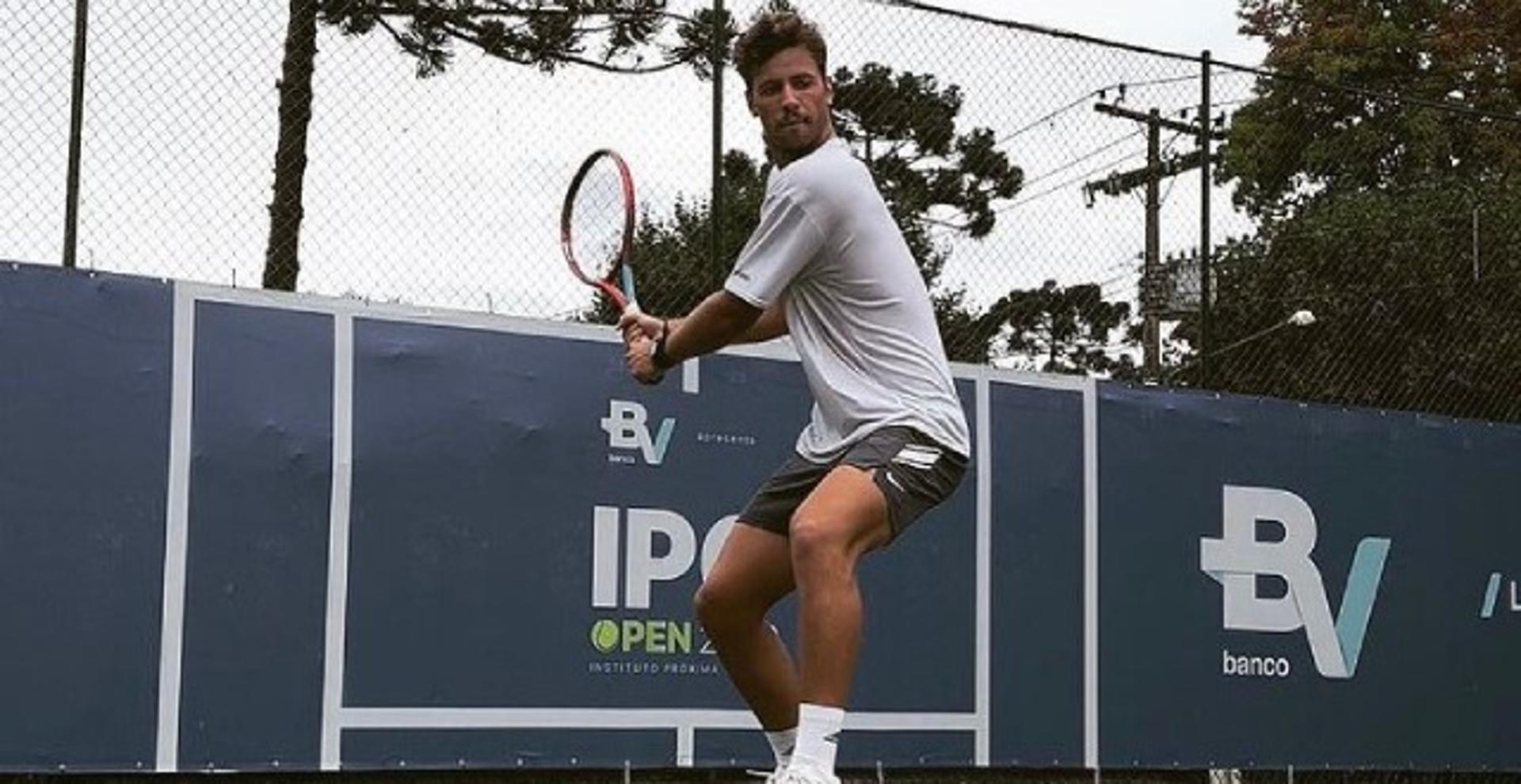 Gabriel Sidney em ação no ITF de Campos de Jordão