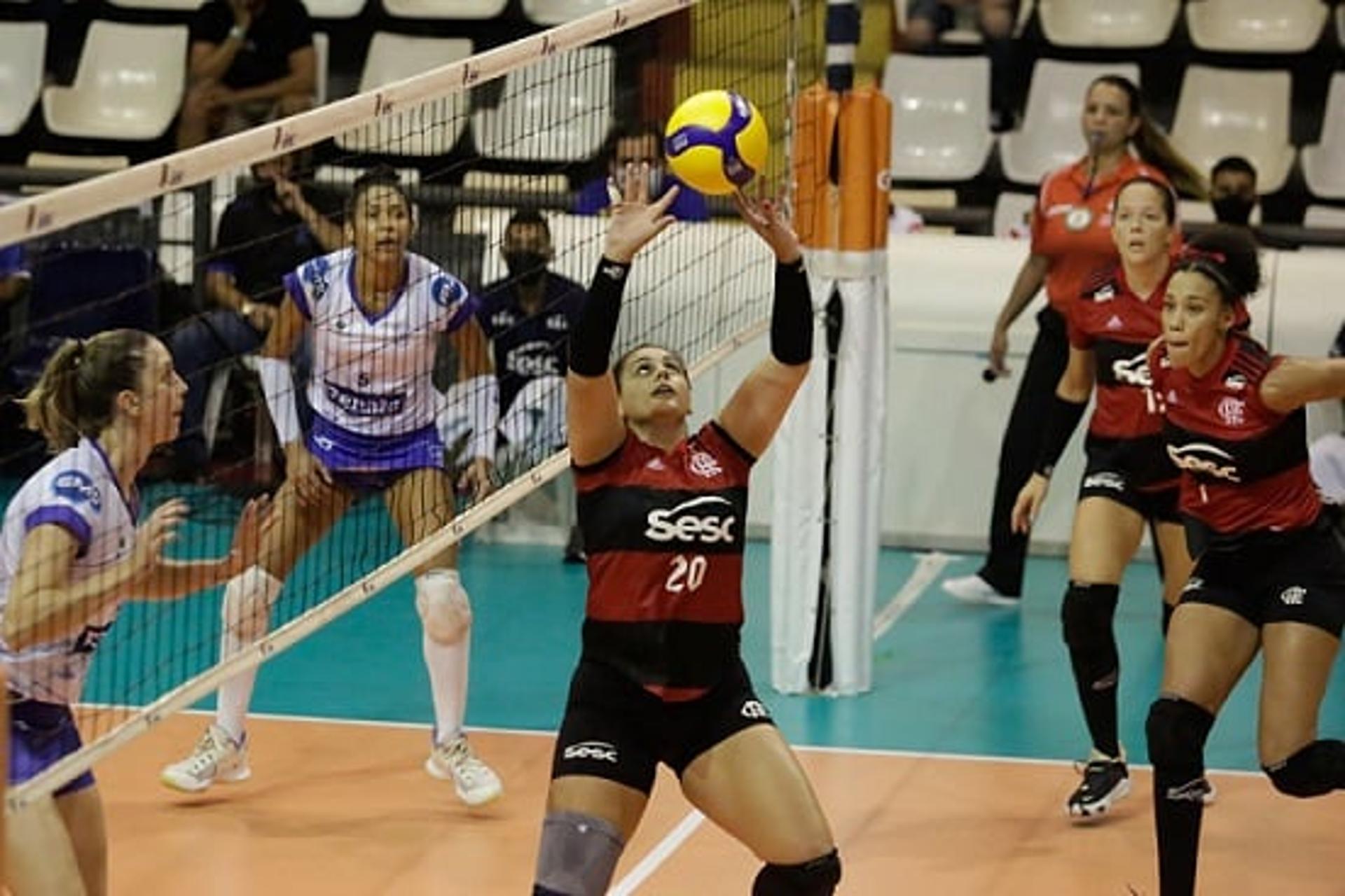 Giovana em ação na vitória do Sesc RJ Flamengo sobre o Country Clube Valinhos (Foto: Gilvan de Souza/Flamengo)