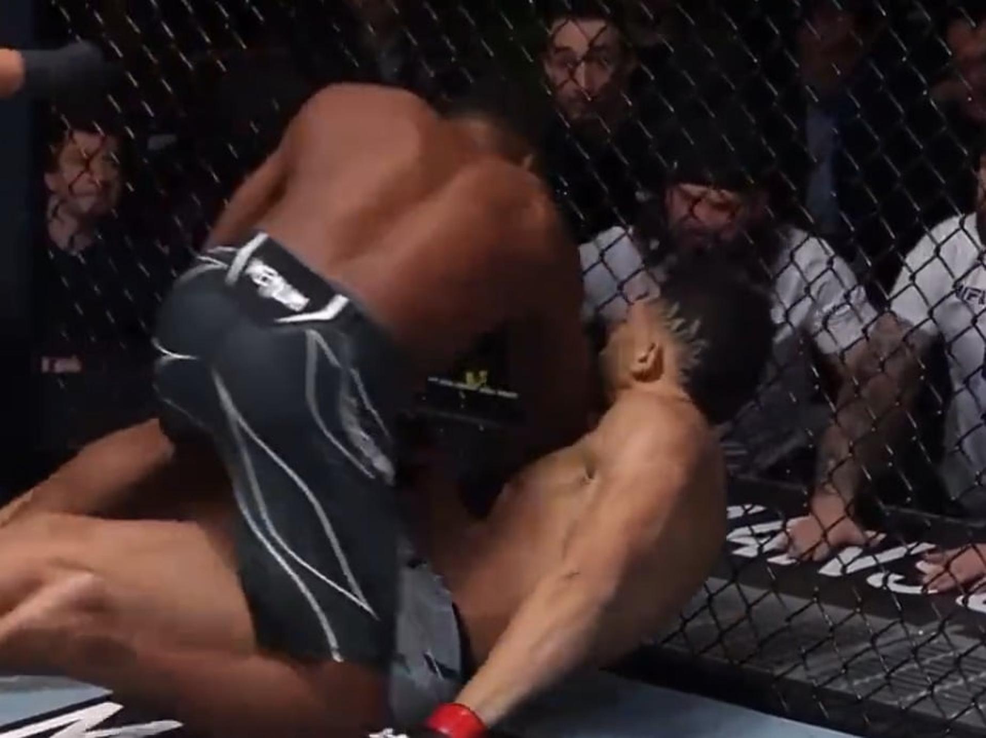 Hill aplicou um brutal nocaute sobre Johnny Walker no UFC Vegas 48 (Foto: Reprodução)